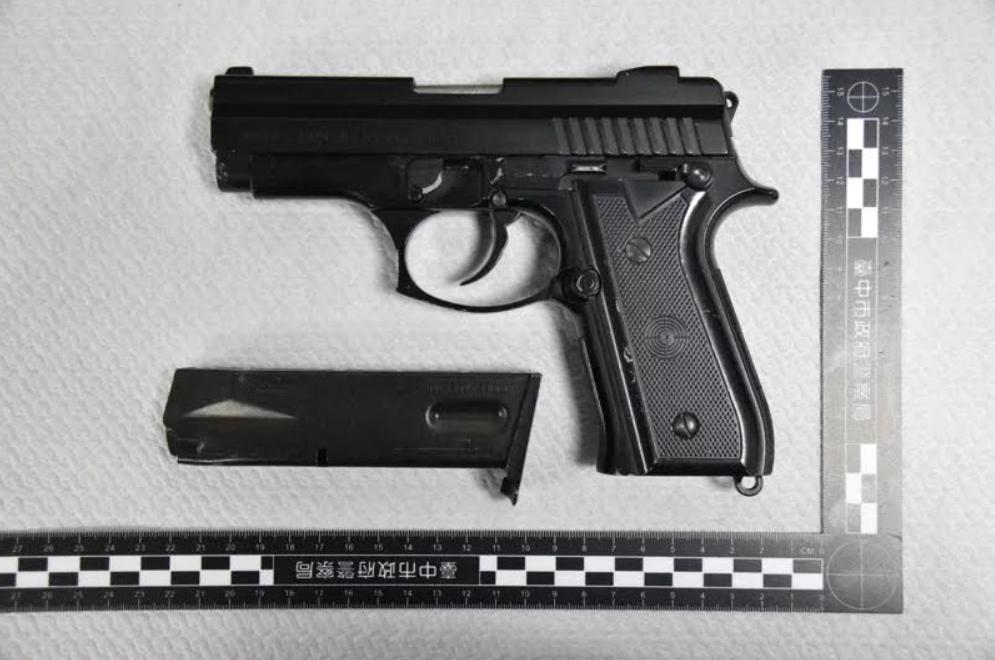 警方當場起獲一把改造手槍JP915、子彈7顆及彈殼1個。（翻攝畫面）
