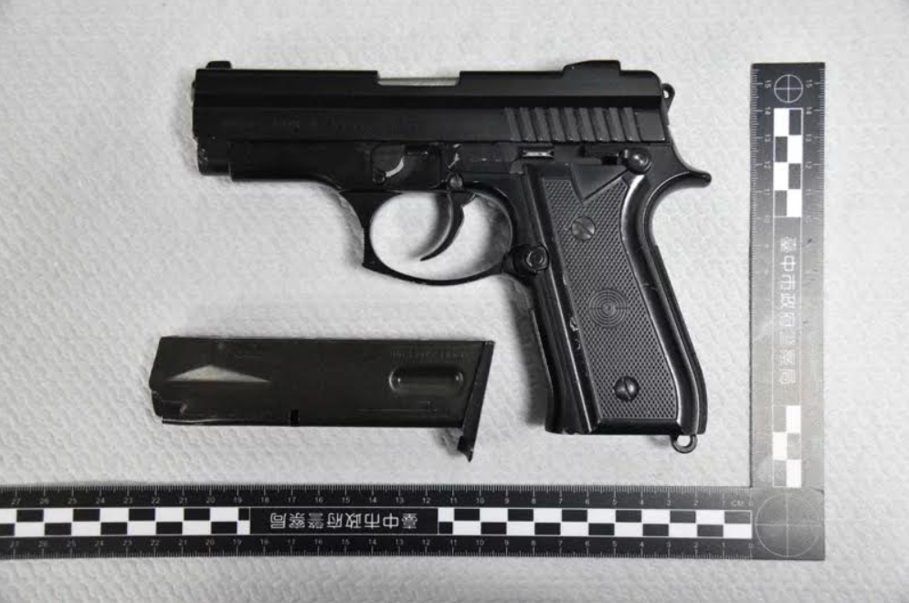 警方當場起獲一把改造手槍JP915、子彈7顆及彈殼1個。(翻攝畫面)