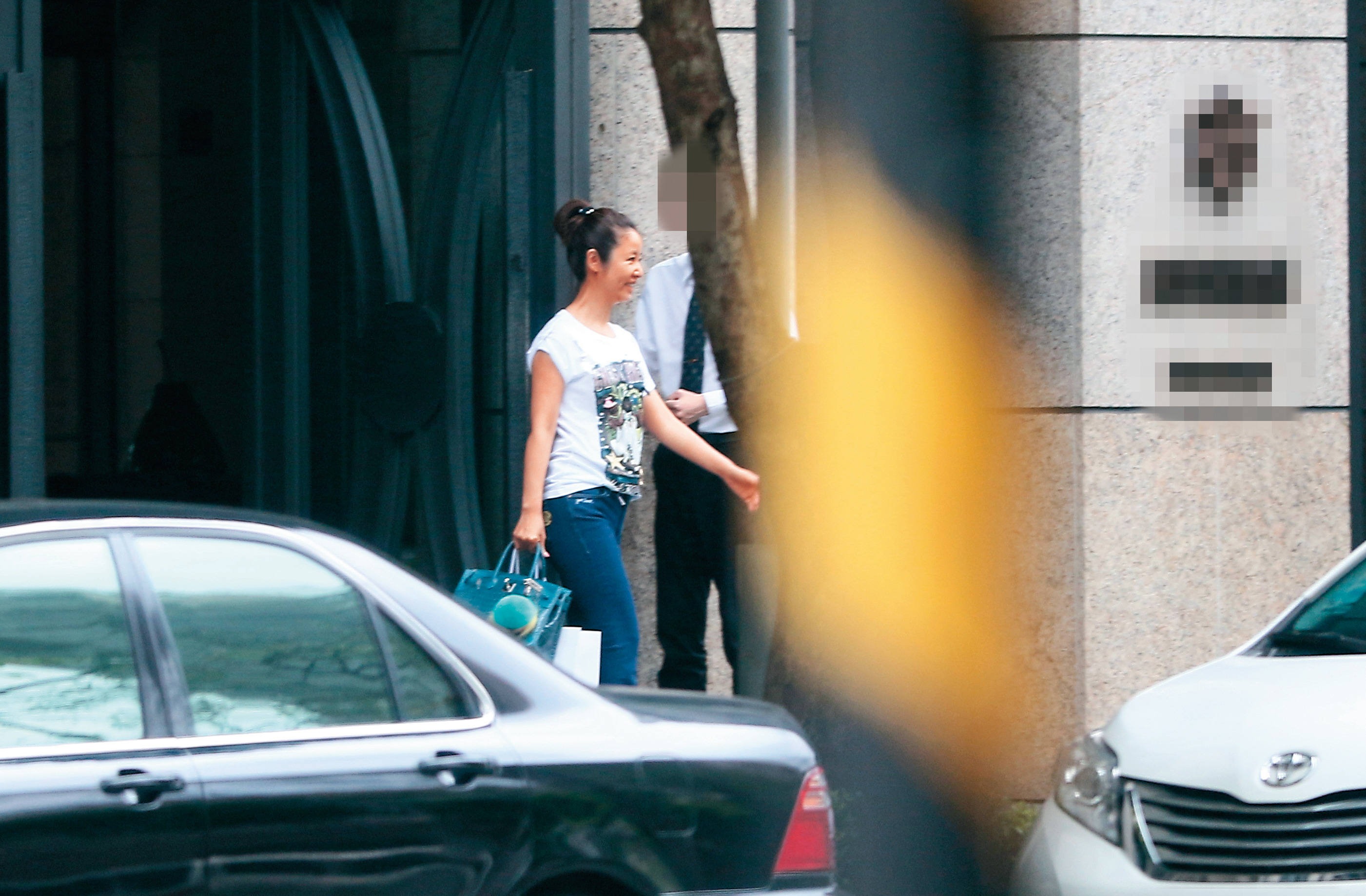 之前本刊曾經拍到林心如走出位於台北市松山區的舊家，如今她已搬了新房。