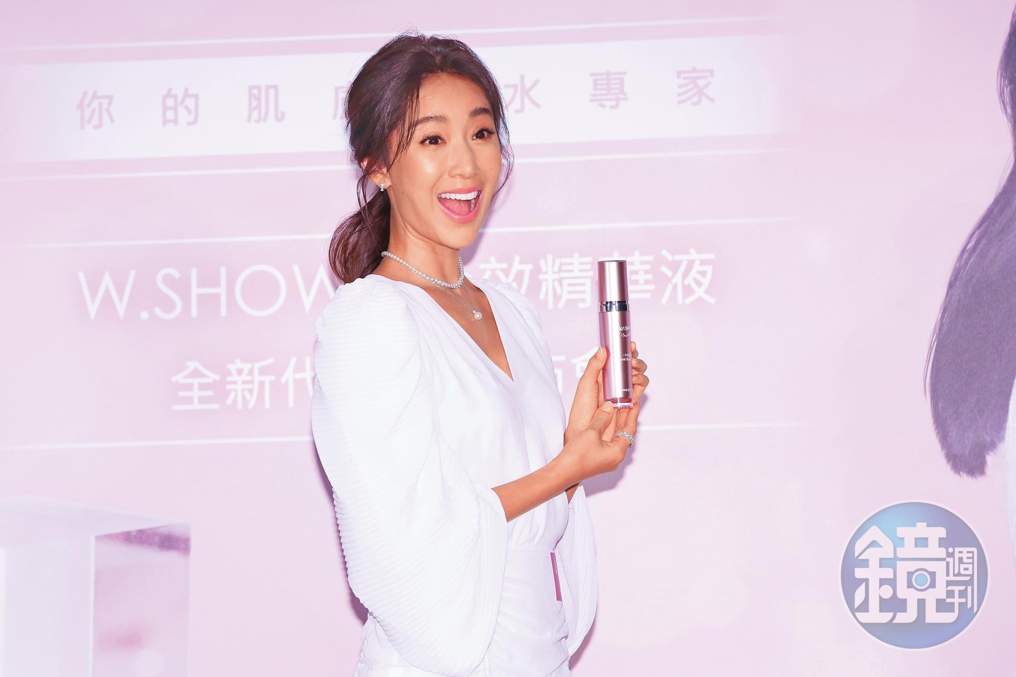深蹲真能救台灣?喔,還需要「用愛發電」,跟著隋棠照三餐深蹲、熱心公益。