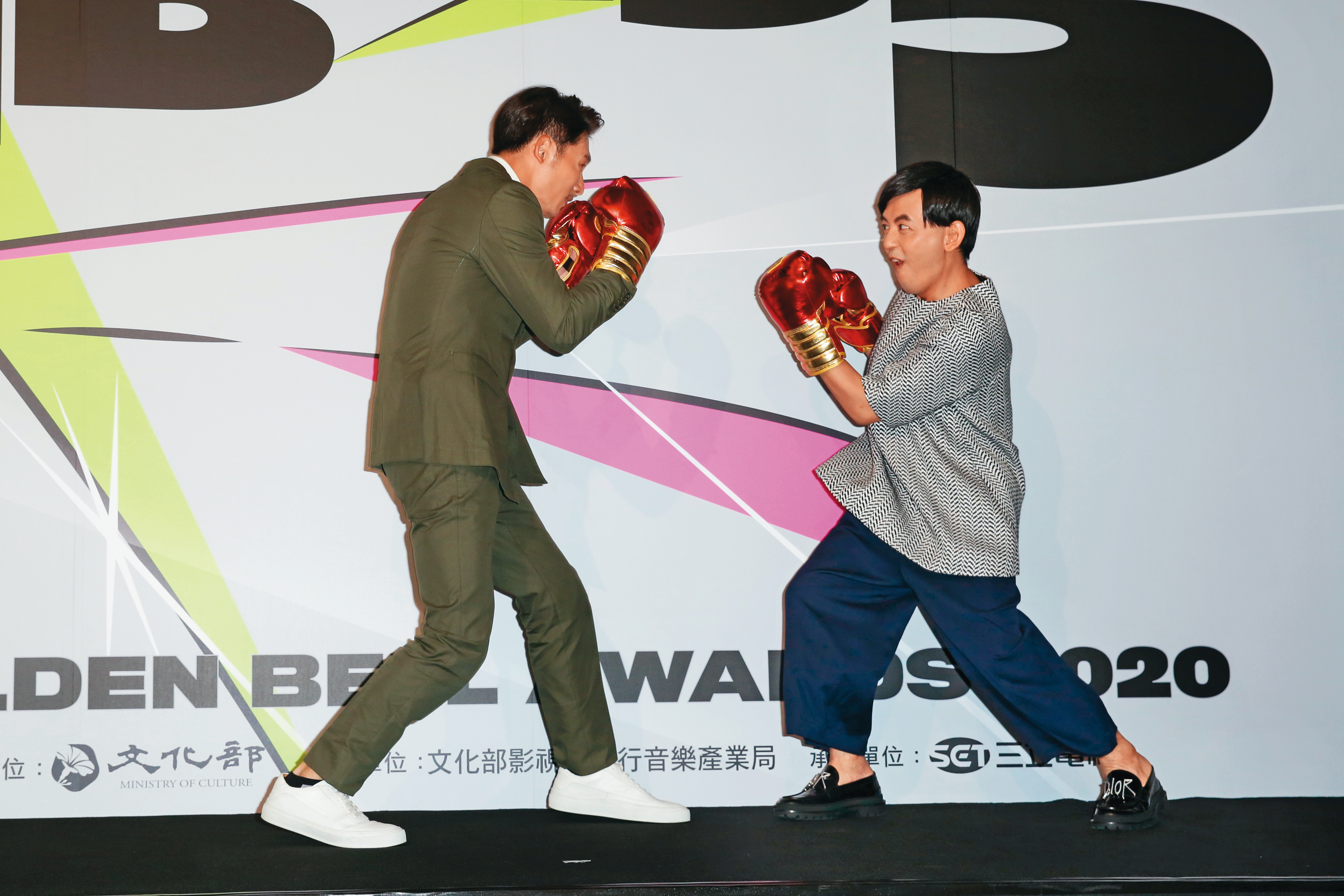 溫昇豪（左）、黃子佼（右）公布金鐘獎入圍名單，擺出「叫小賀」（氣魄好）對決姿態。