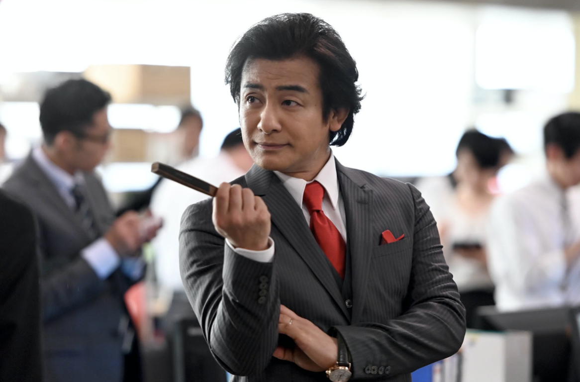 片岡愛之助在夯劇《半澤直樹》飾演「黑崎娘娘」,浮誇的說話口氣和動作令觀眾印象深刻。(翻攝自《半澤直樹》Twitter)