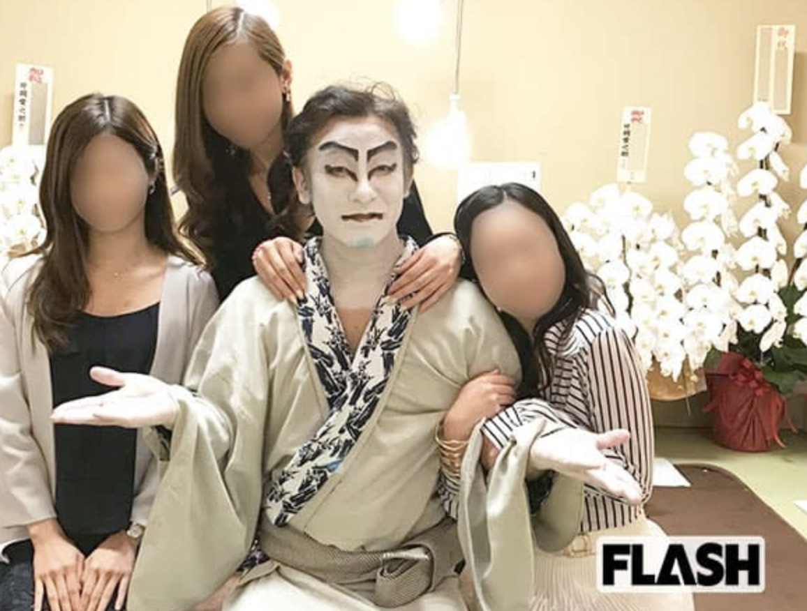 片岡愛之助(右二)在歌舞伎演出休息室中被美女們圍繞,A子(右)更直接靠在他身上。(翻攝自《FLASH》周刊)