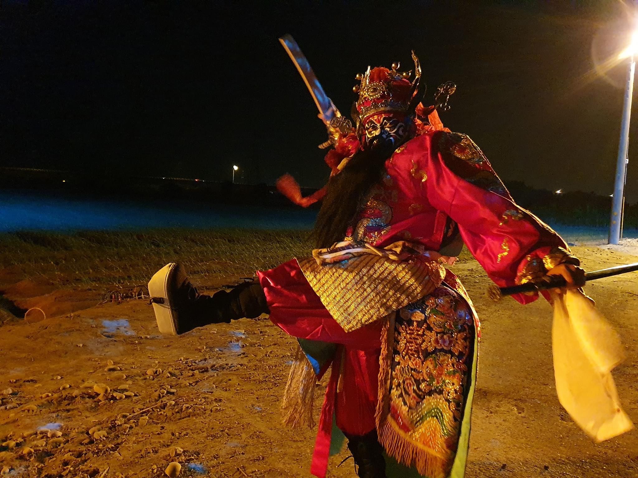 李康生穿戴重達30公斤馗爺官服，深夜練習「跳鍾馗」。（翻攝自李康生臉書）