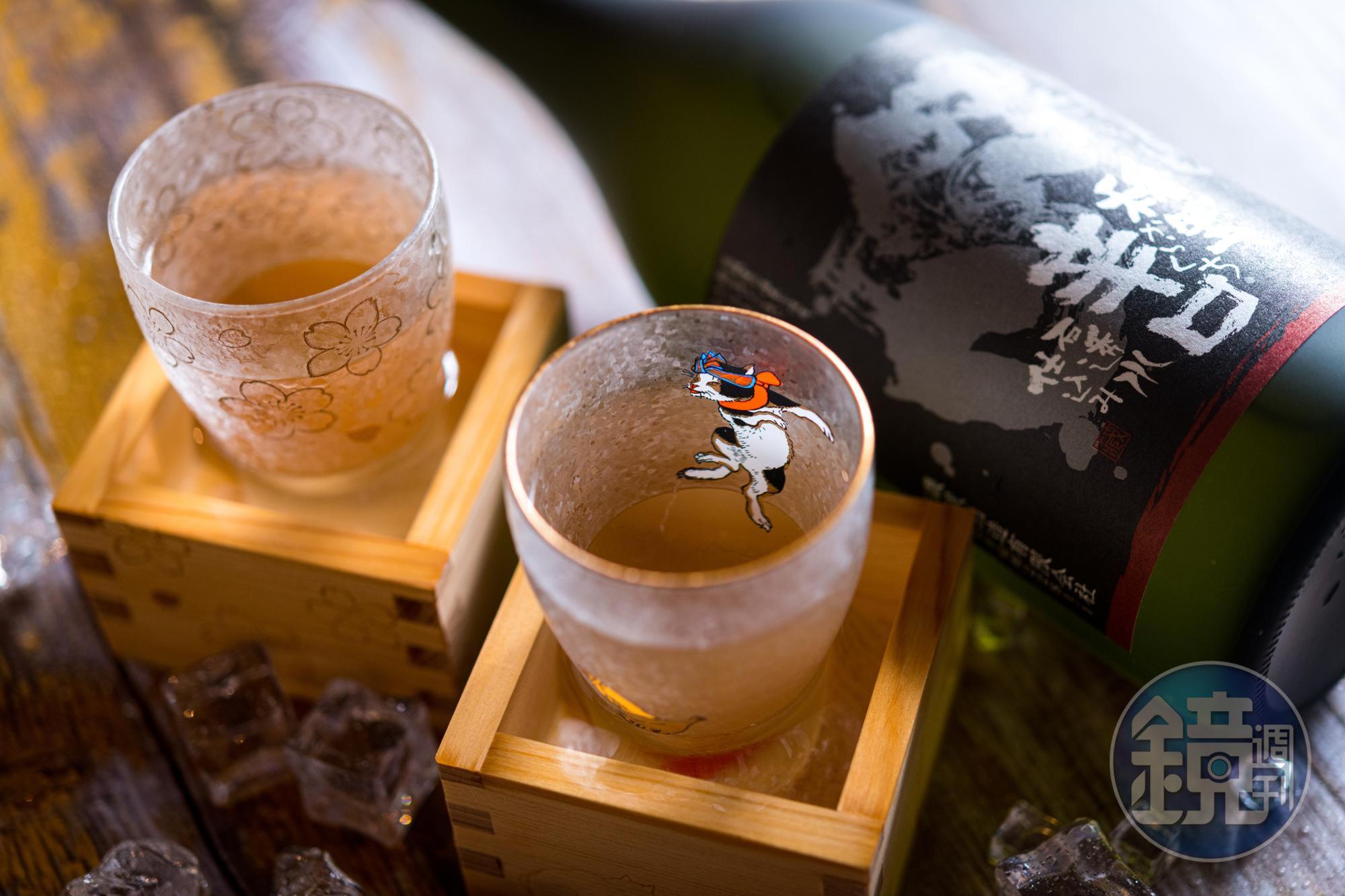 口感俐落適合當食中酒的「稻里 雲 辛口」（1,200元／瓶），以邊緣帶點厚度的「清酒枡杯組」（花朵圖案1,000元／組，貓圖案1,300元／組）品飲充滿儀式感。