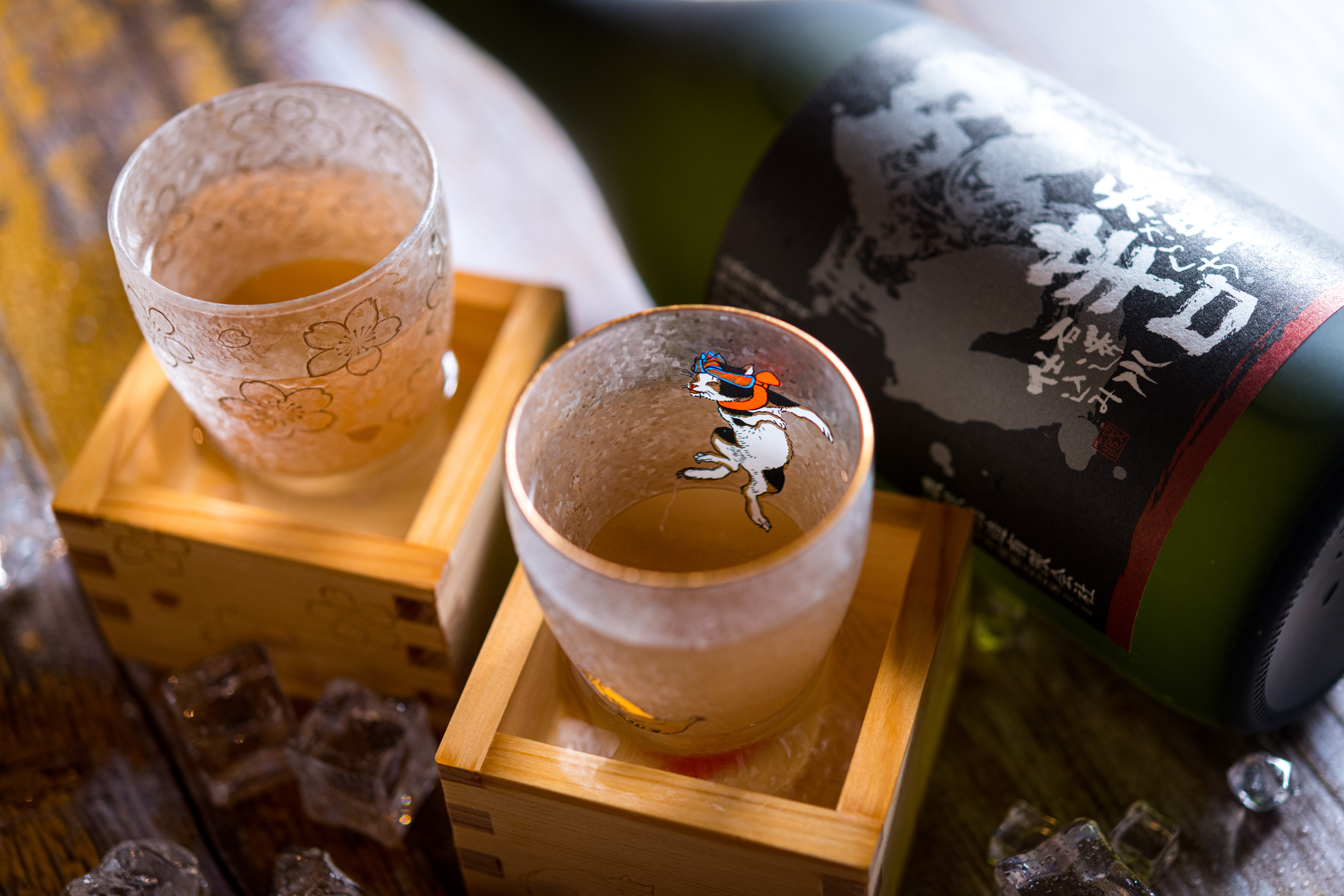 口感俐落適合當食中酒的「稻里 雲 辛口」（1,200元／瓶），以邊緣帶點厚度的「清酒枡杯組」（花朵圖案1,000元／組，貓圖案1,300元／組）品飲充滿儀式感。