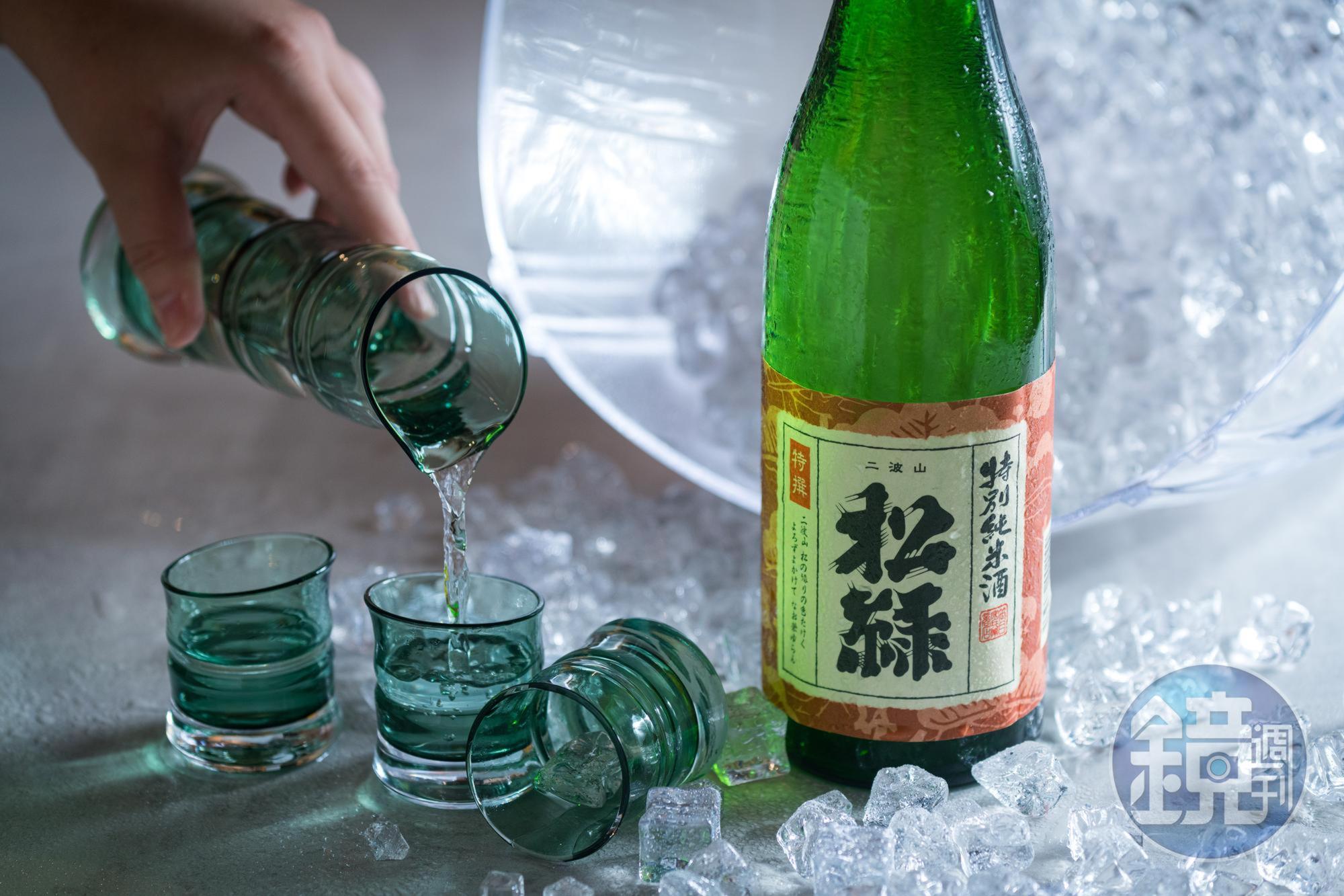 「二波山 松綠 特別純米酒」（1,400元／瓶）口感圓潤，以造型清涼的「綠竹注酒器」（酒器1,200元／個，酒杯600元／個）斟飲，能享受舌頭被瓊漿包覆的爽快。