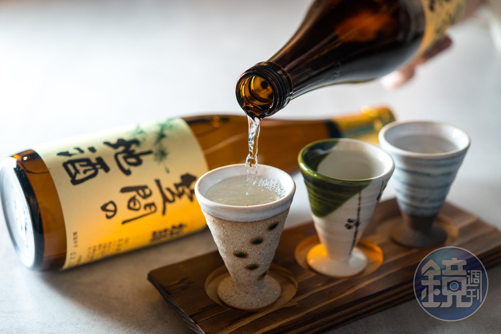 本是神社專供酒的「笠間地酒」個性深厚複雜（1,100元／瓶），用溫潤的「陶製唎酒三件組加木盤」（850元／組）品飲還可比較不同溫度的口感差異。