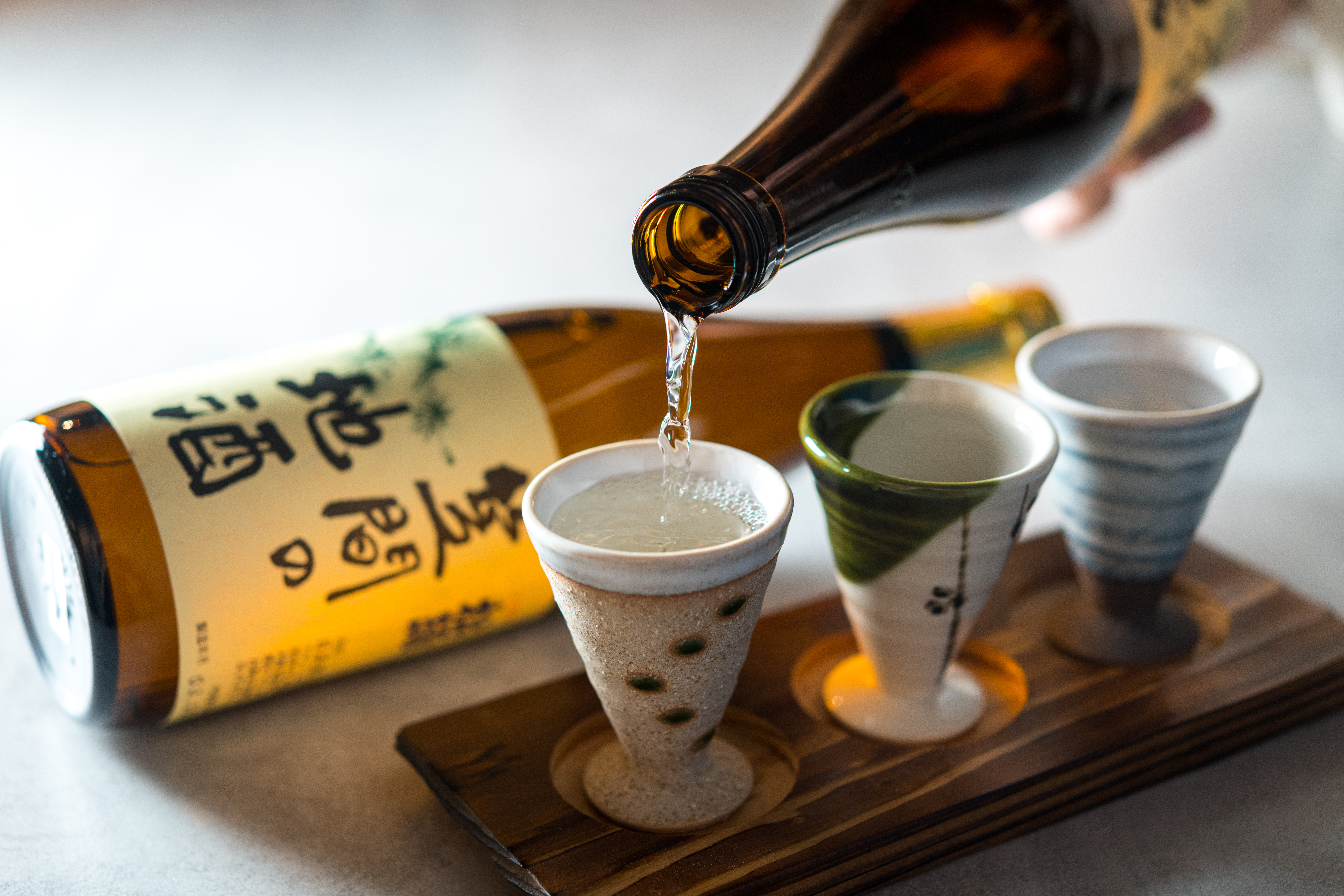 本是神社專供酒的「笠間地酒」個性深厚複雜（1,100元／瓶），用溫潤的「陶製唎酒三件組加木盤」（850元／組）品飲還可比較不同溫度的口感差異。