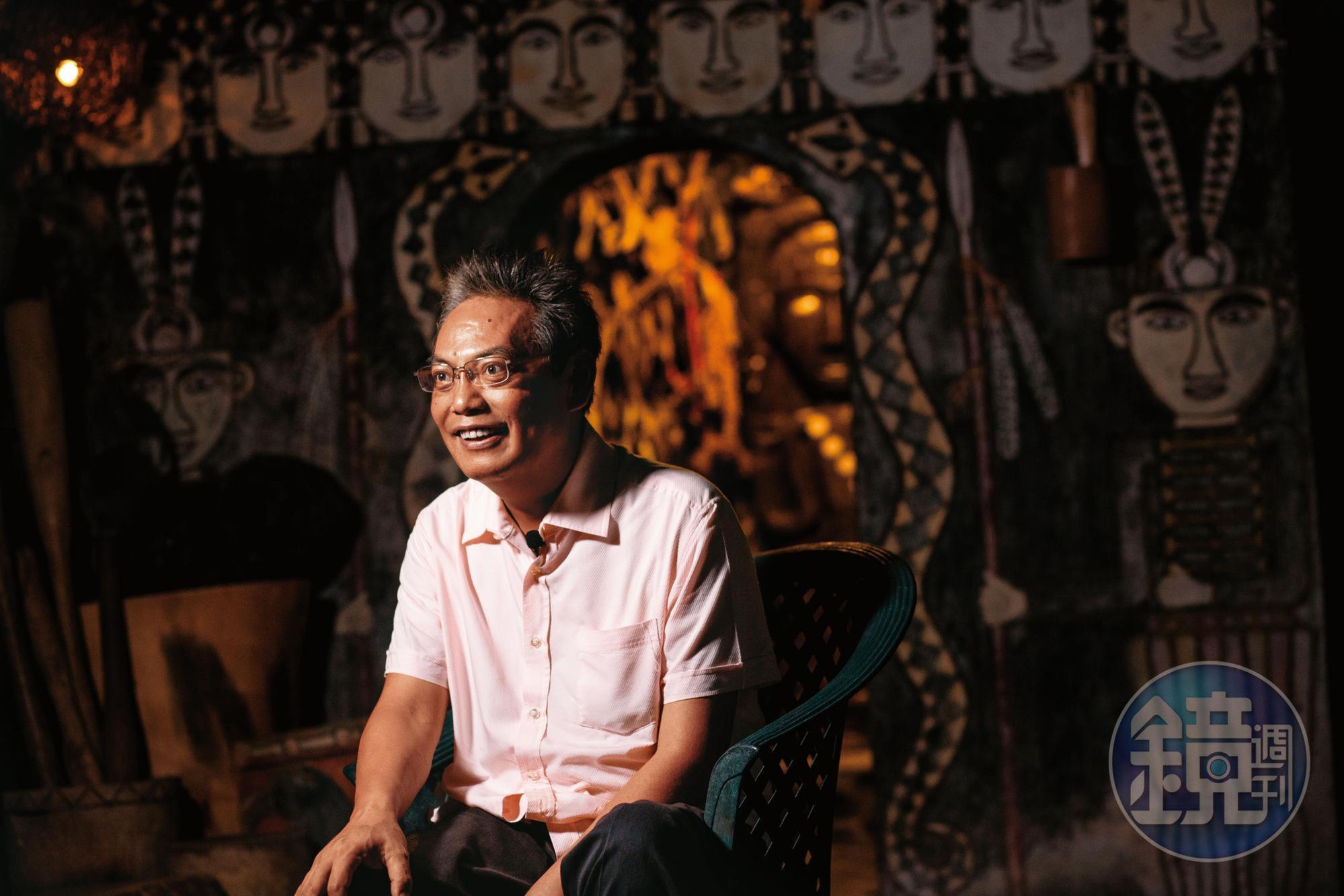 徐超斌在老家隔壁的祖靈屋前受訪。常把「上帝」掛嘴邊的他，卻說自己「有信仰、沒宗教」，正如他台北醫學大學的學姐李靜蘭說的，「他是不在乎繁文縟節的人。」