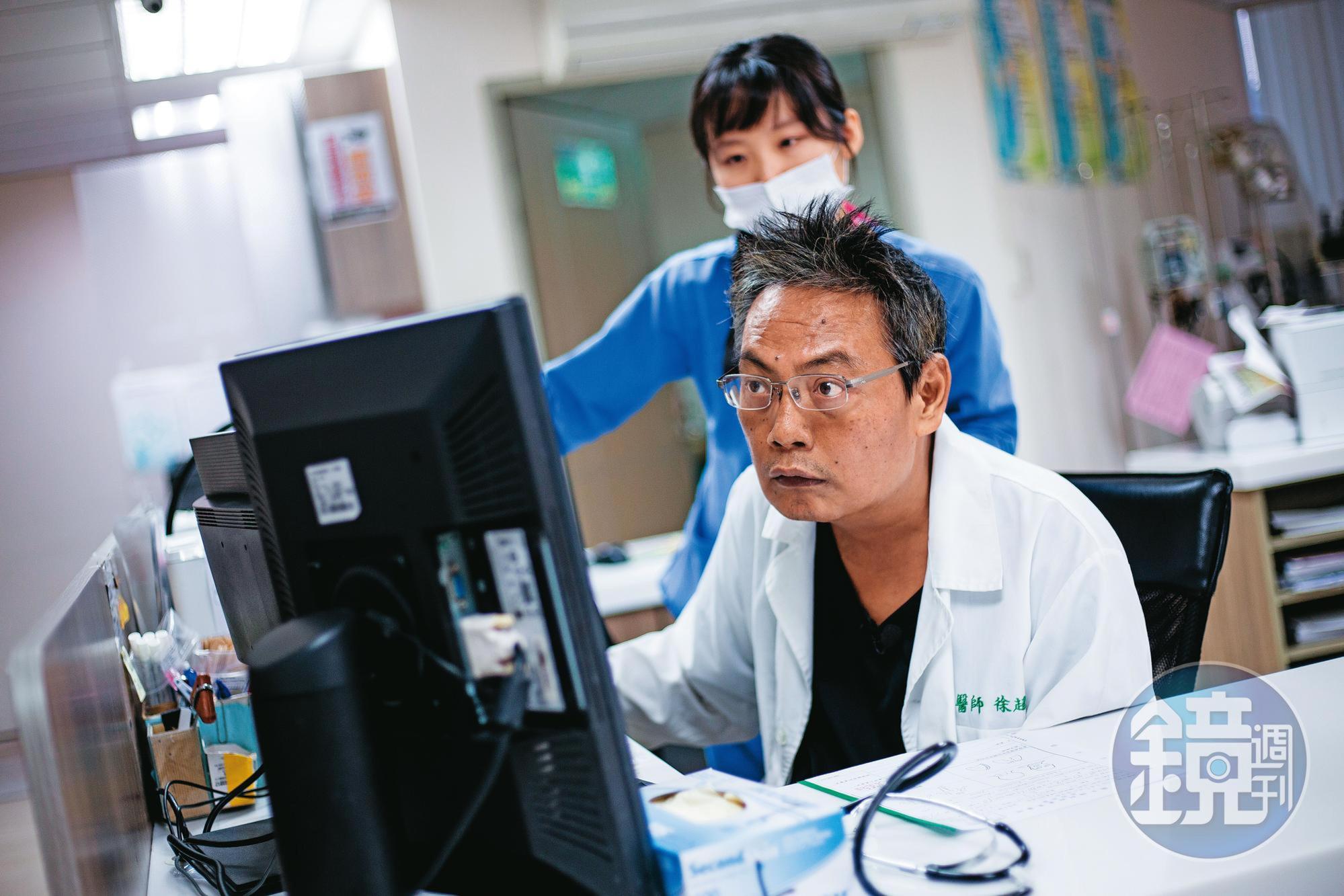 徐超斌（前）現於台東醫院工作。他看診時只能以單手打字、行動也不甚敏捷，但他說從未遇過病人不耐，共事的醫護相處也十分融洽。