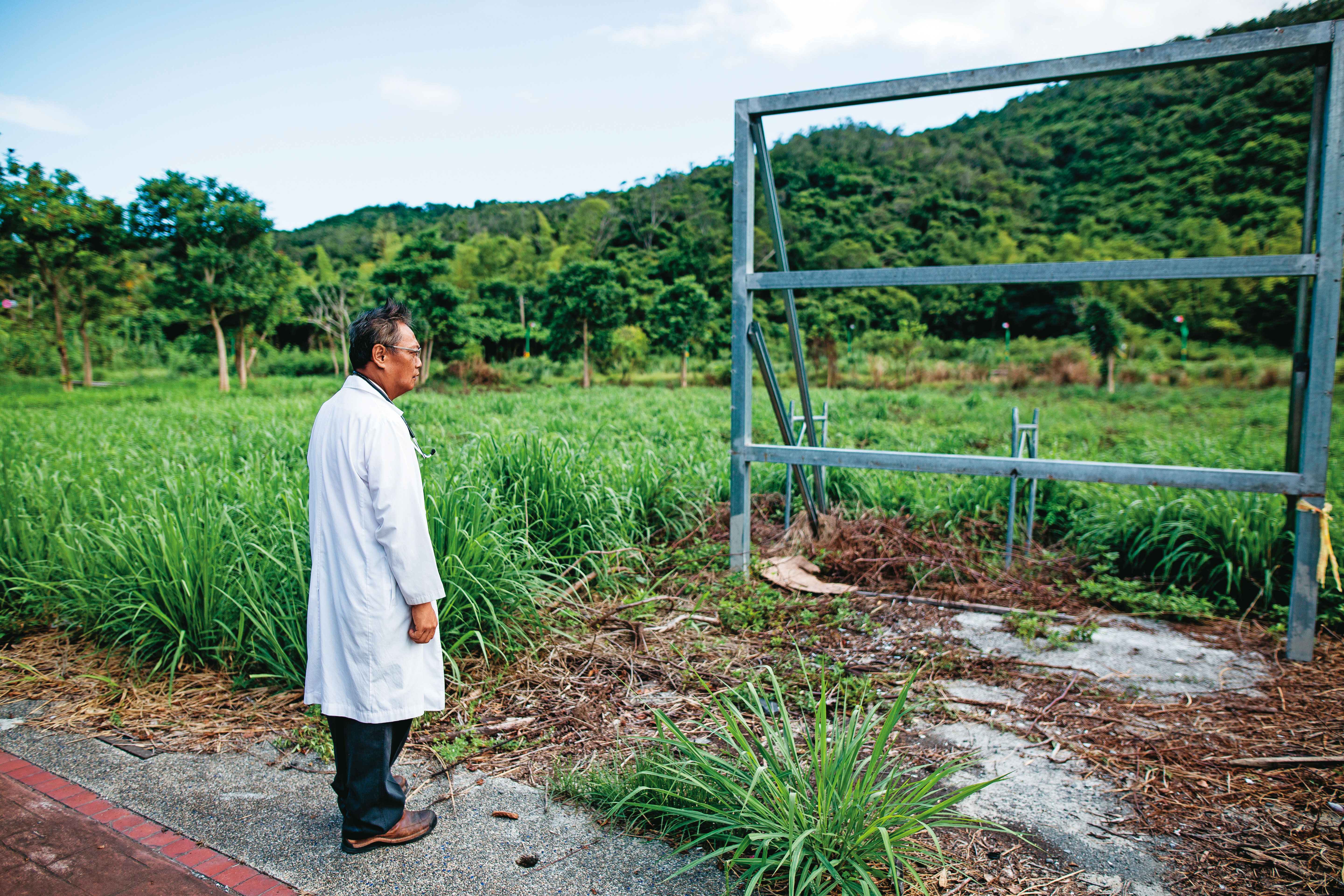 徐超斌來到買下近4年的南迴醫院預定地，至今雜草蔓生，所謂的「明年秋天開工」仍只是理想。