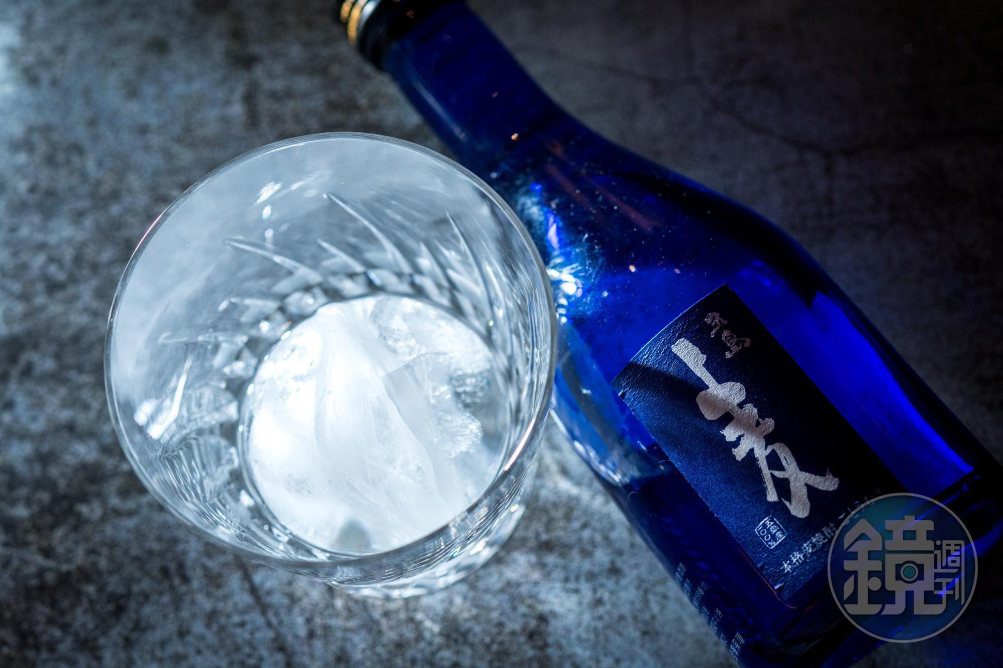 「五島麥燒酎」（1,100元／瓶）後味帶有焙煎麥香，用「羽毛紋寬口水晶杯」（1,000元／個）搭配冰球品嘗，幽微香氣更明顯。