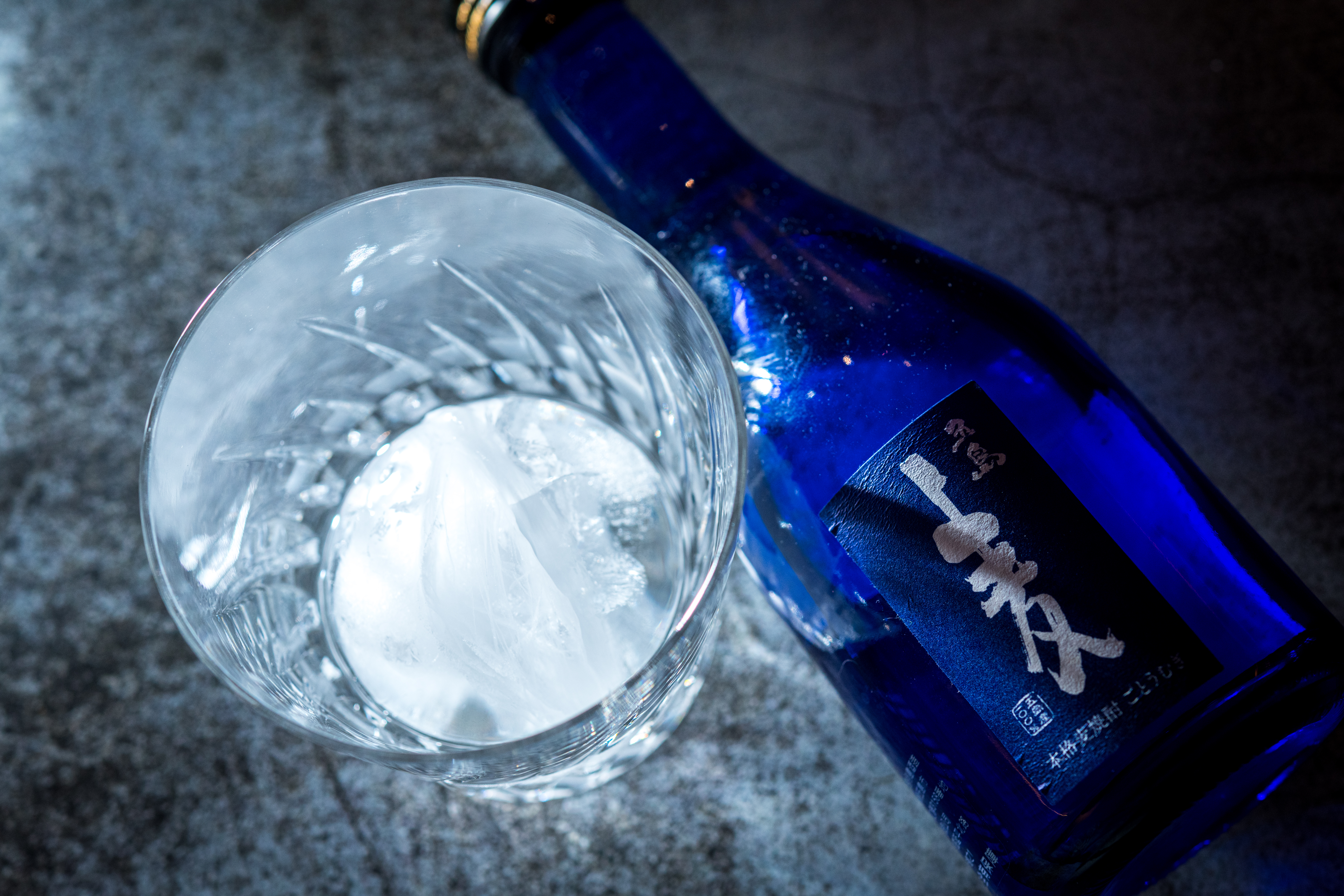 「五島麥燒酎」（1,100元／瓶）後味帶有焙煎麥香，用「羽毛紋寬口水晶杯」（1,000元／個）搭配冰球品嘗，幽微香氣更明顯。