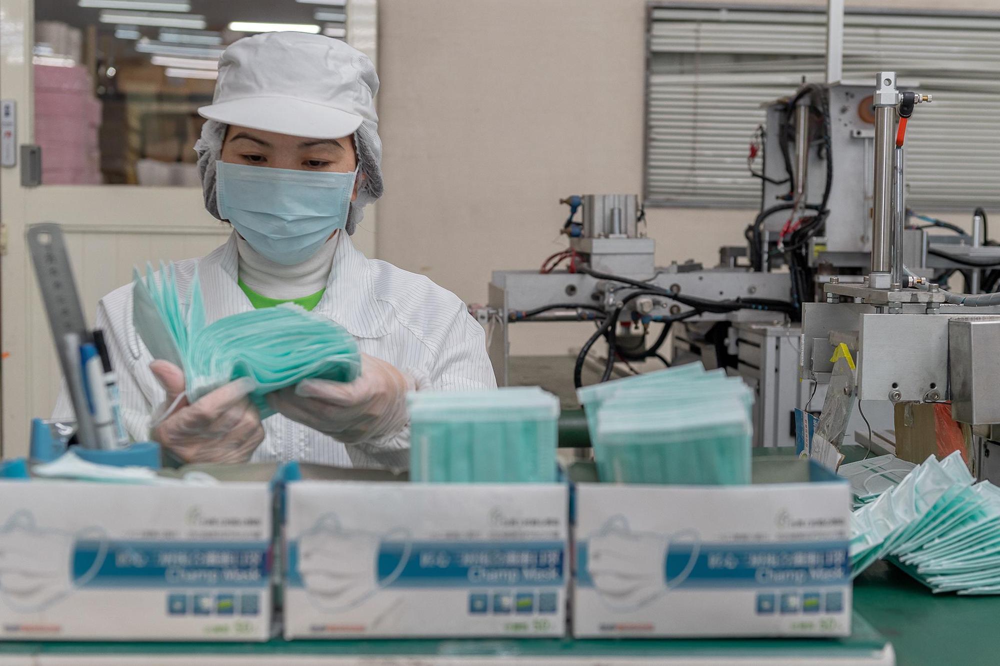 指揮中心宣布，台製口罩將逐片強制標示鋼印，於2週內上路。（總統府提供）