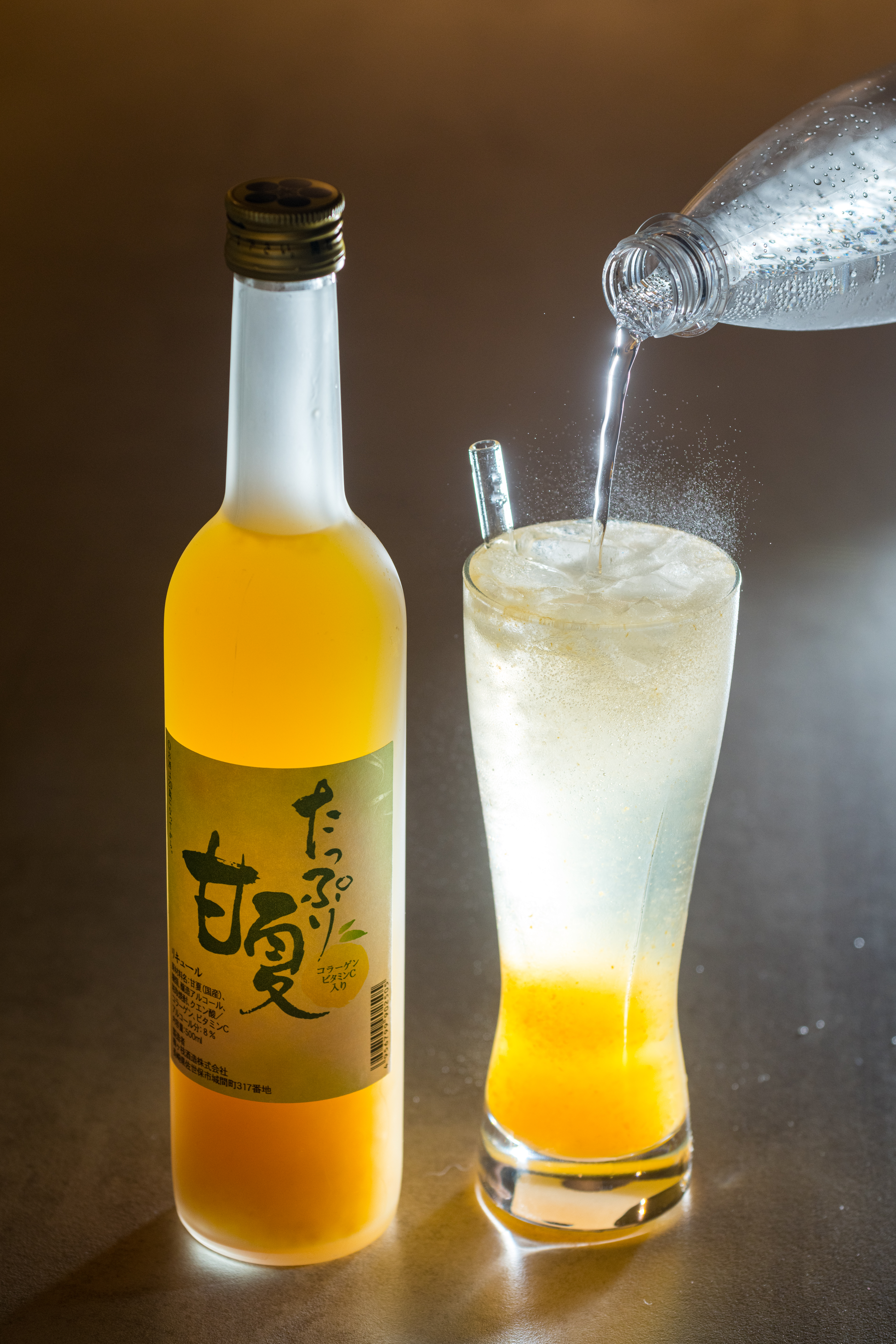 飽含四國夏蜜柑酸香的「たっぷり甘夏」(800元/瓶)搭配氣泡水做成沙瓦,裝在「比爾森啤酒杯」(300元/個)裡,最適合熱天大口暢飲。