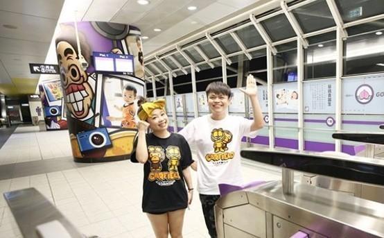 蔡阿嘎幫兒子蔡桃貴慶祝生日,包下桃園機場捷運A2三重站特展被轟爆。(翻攝自蔡阿嘎臉書)
