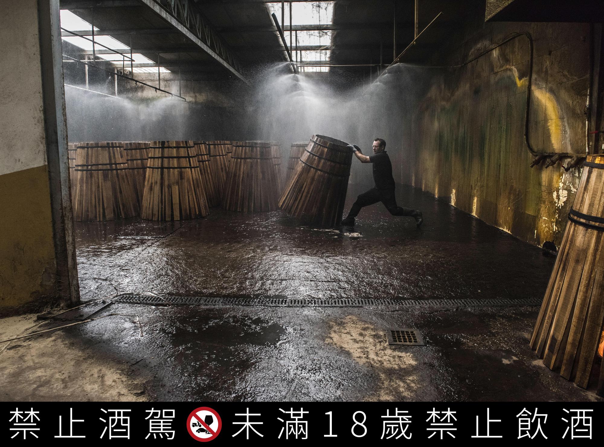 為讓橡木的優勢能完整發揮,用四年的時間將之自然風乾,手工打造,方能釀造出不凡的威士忌。
