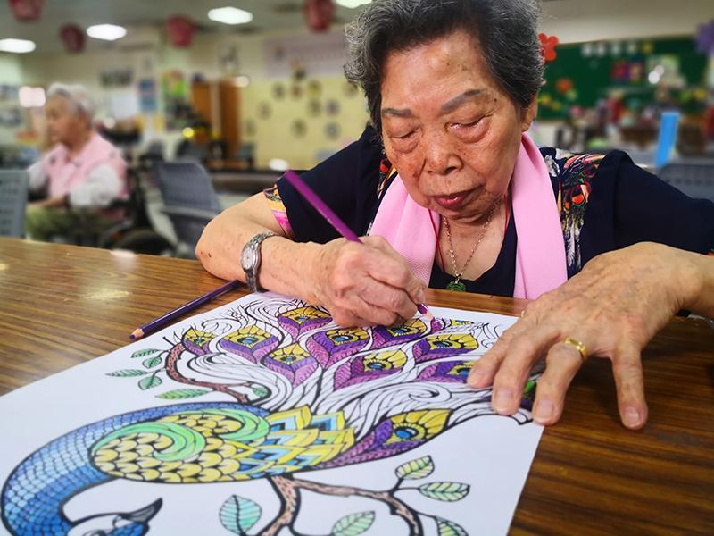 阿盡奶奶專心投入藝術創作後,一掃過去的煩惱憂愁漸漸自我肯定。(一粒麥子基金會提供)