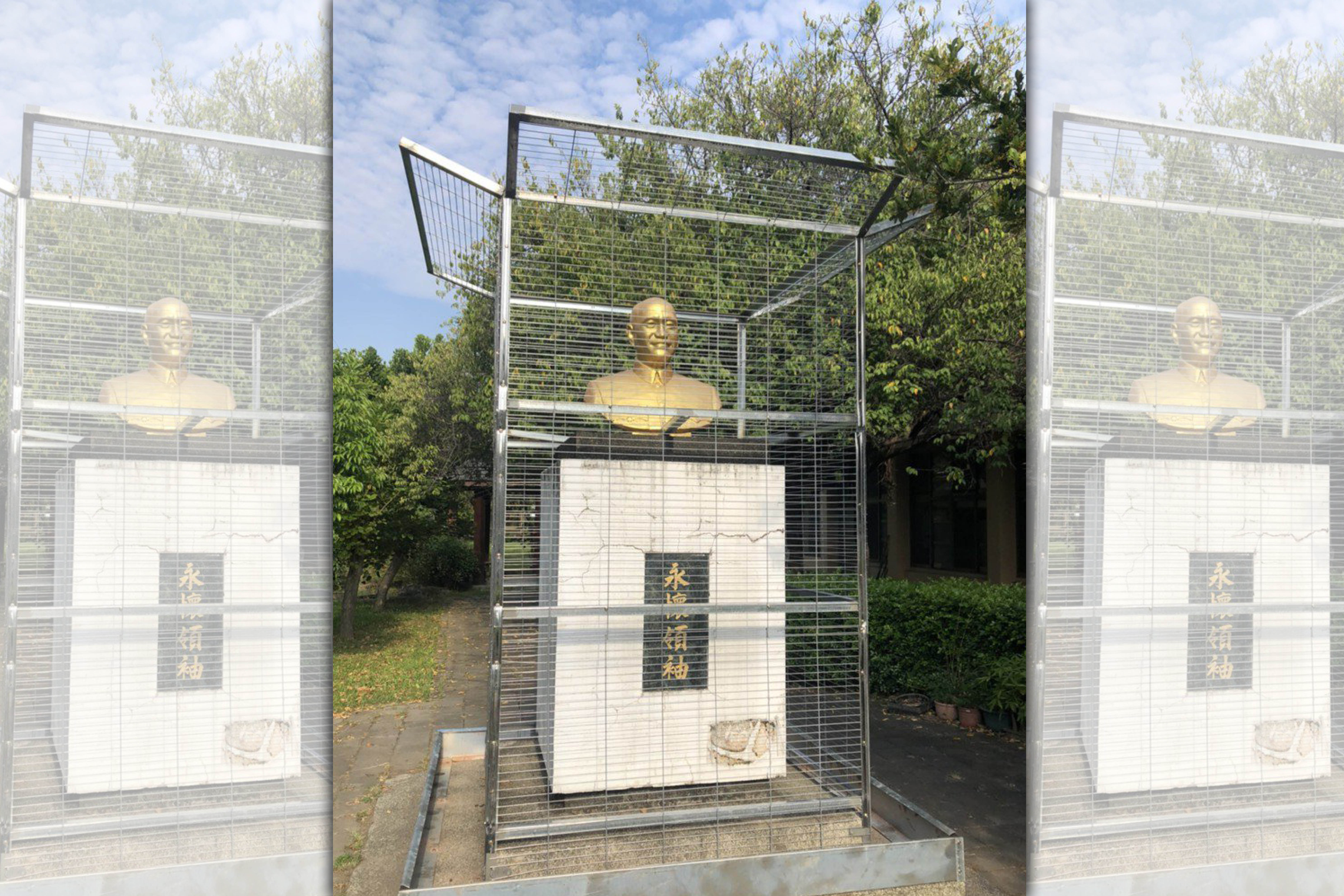 彰化縣萬來國小的蔣公銅像，因被關在籠內引起討論。（翻攝自臉書）