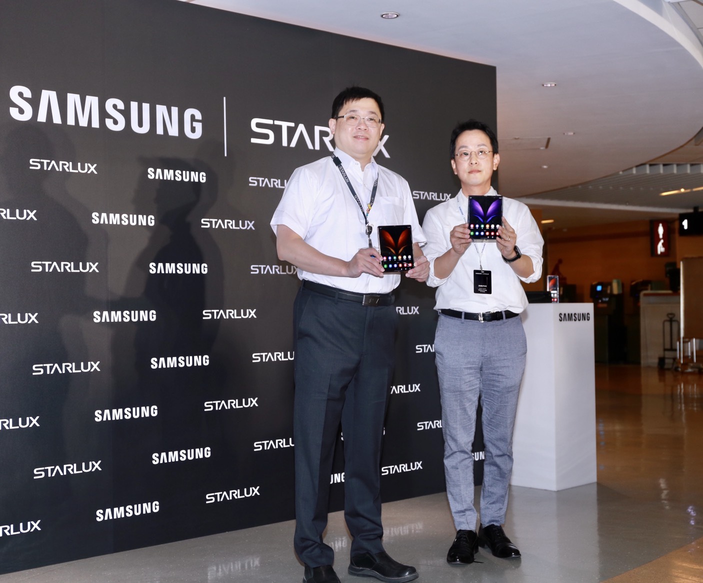 星宇航空董事長張國煒是三星鐵粉，出席活動時笑說：「現在手機比老婆還要重要。」