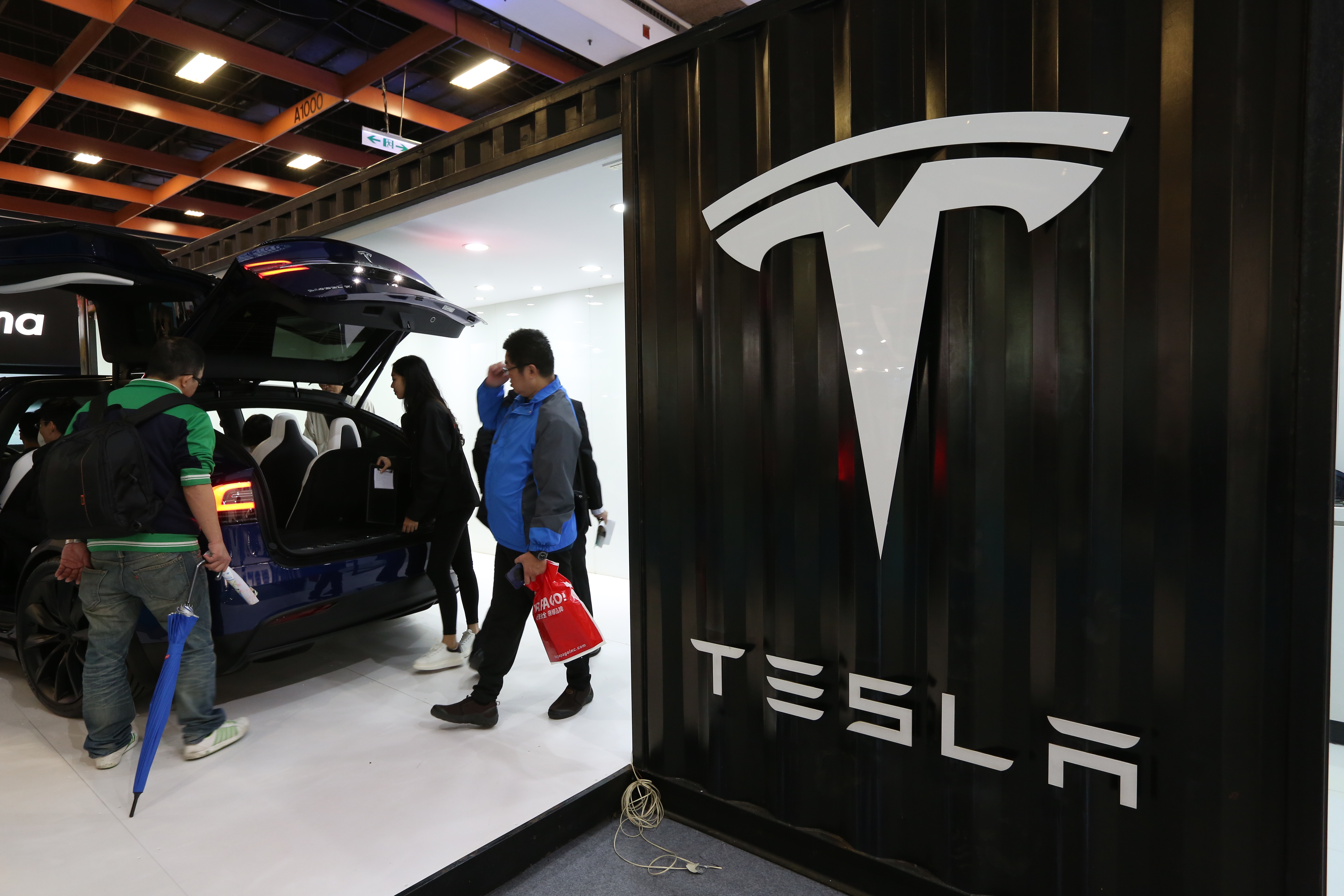 美股3大指數全面收黑，6大科技股也都受到衝擊，其中特斯拉跌幅逾21%，創下史上最慘單日跌幅。（本刊資料照）