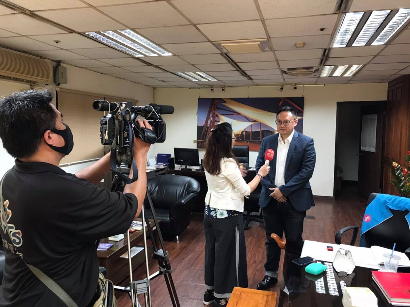 鄭照新今（9日）早在臉書上PO出過去在局長室受訪的畫面。（翻攝自鄭照新臉書）