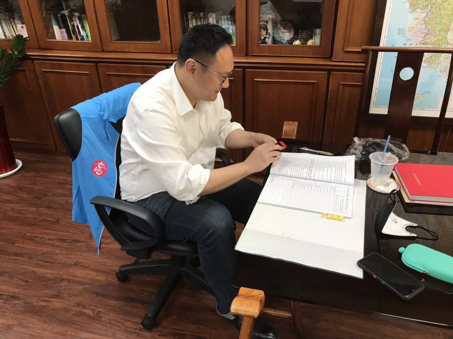 向本刊表示，他過去都是在茶几批公文。（鄭照新提供）