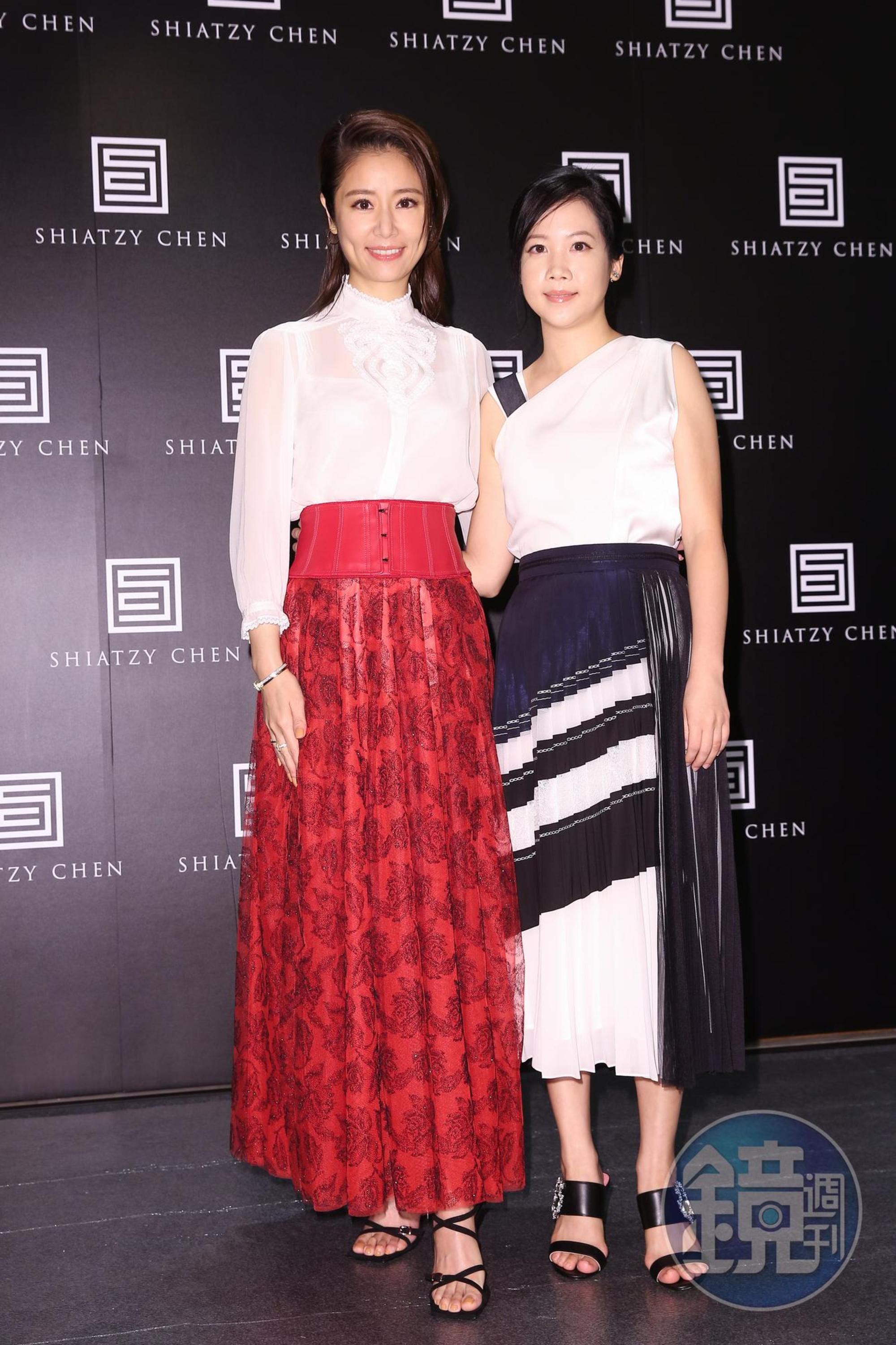 夏姿・陳少奶奶許媖媖(右)代表自家品牌到場支持,與林心如合影。