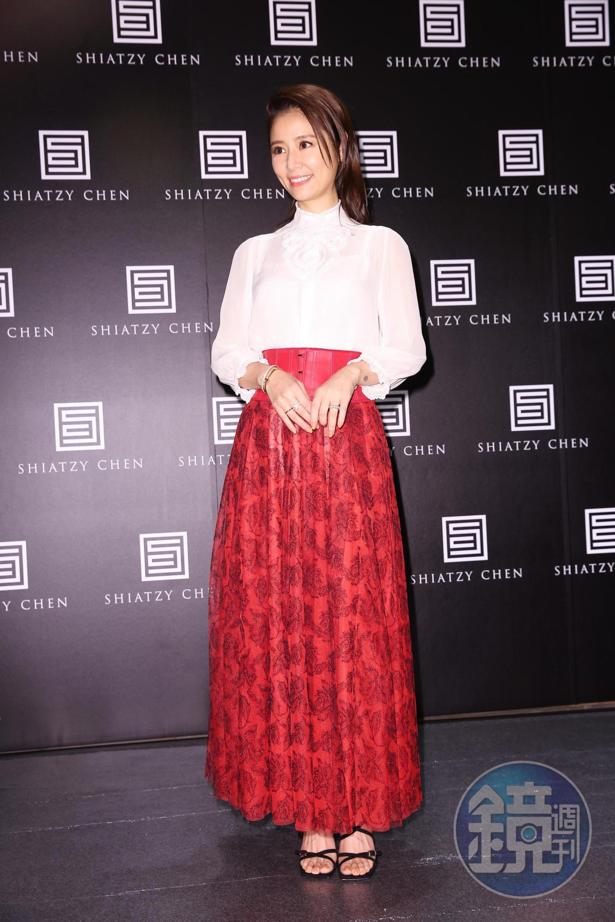林心如穿著夏姿・陳2020秋冬服裝出席,透露試裝時一眼就愛上這條長裙,因為讓自己很有腰身。