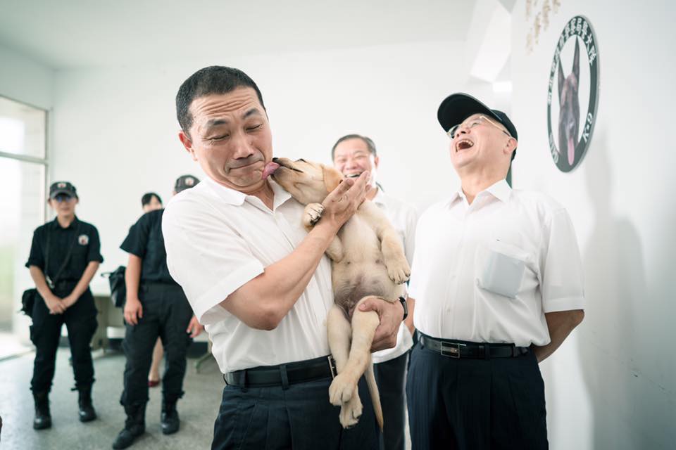 侯友宜慶祝「狗狗節」，呼籲以認養不棄養，讓每隻可愛的狗狗都能有溫暖的家。（翻攝自侯友宜粉絲專頁）