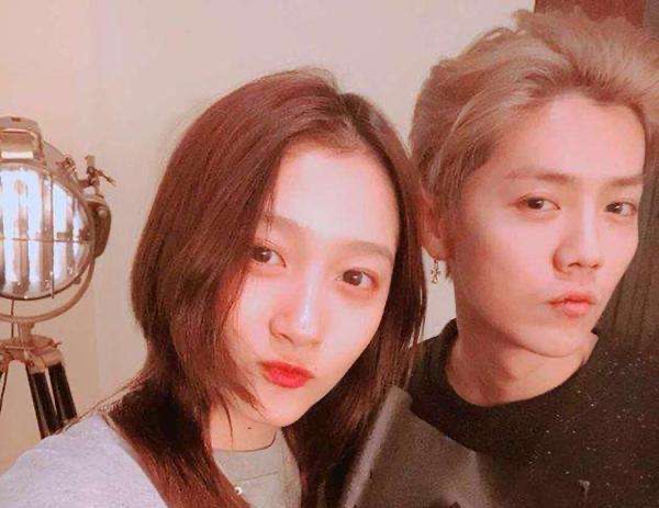 鹿晗2017年公開認愛關曉彤，兩人經常大方放閃。（摘自微博）