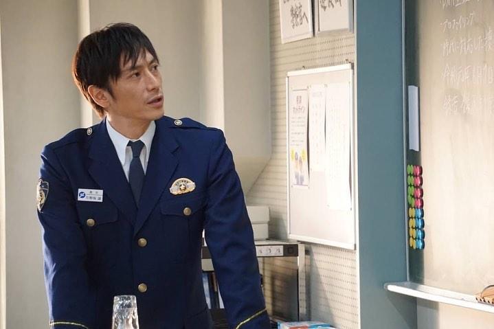 伊勢谷友介在日劇《未滿警察》飾演警察學校教官,因呼麻被捕讓該劇結局無法在影音平台上架。(翻攝自model press)