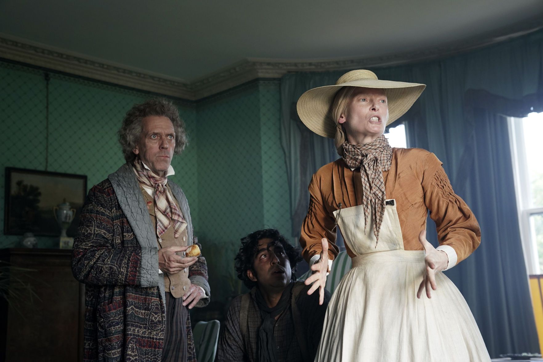 蒂妲史雲頓（右）戲路寬廣，光頭的「古一大師」也可以是19世紀的脾氣古怪、心地善良的寡婦。（車庫娛樂）