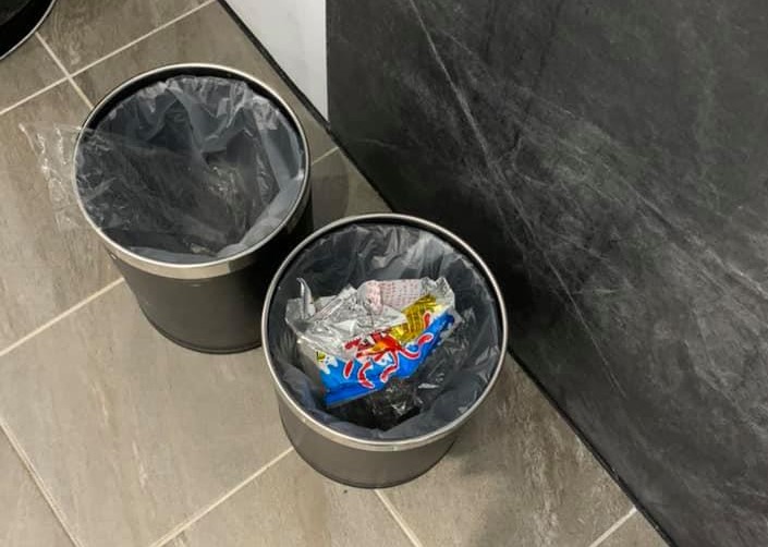 桃園旅館員工在客人房間留下餅乾袋垃圾。（翻攝自臉書社團「爆料公社」）