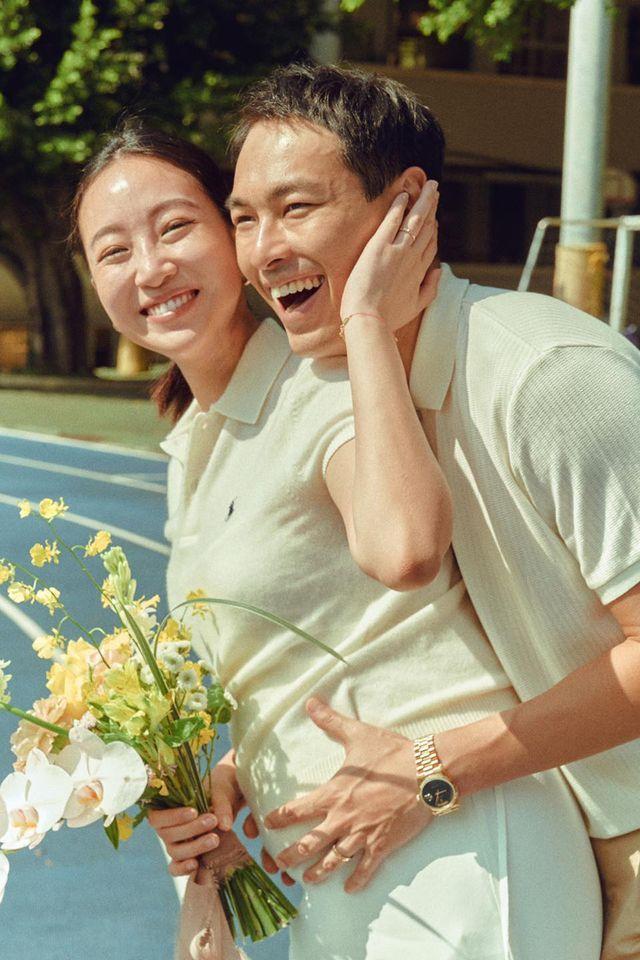 楊祐寧登記完婚升格人夫,夫妻倆曬出與腹中胎兒的一家三口合照。(翻攝自楊祐寧臉書)