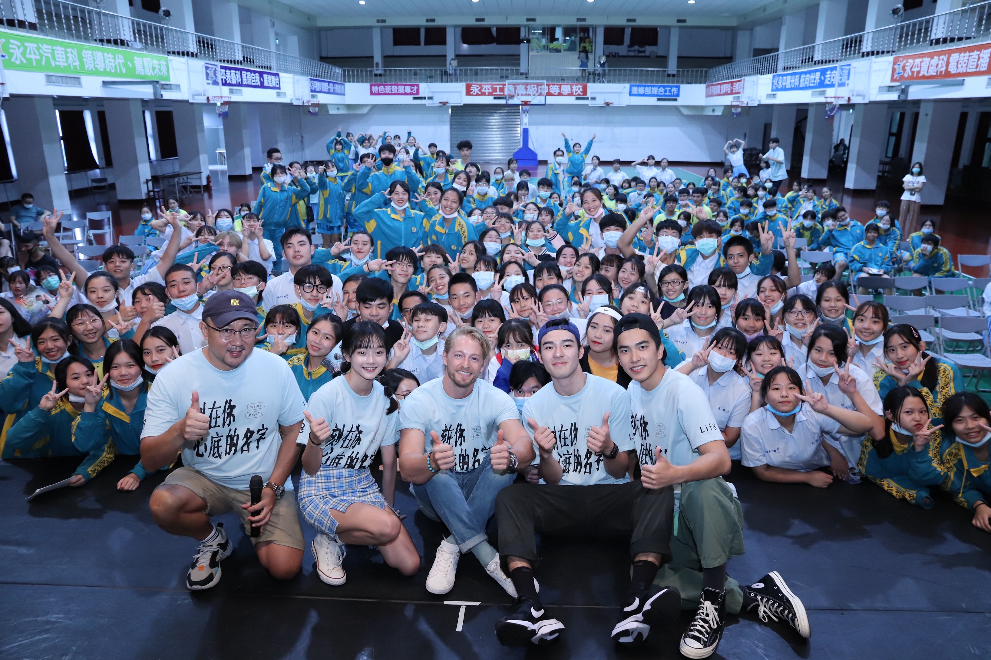 劇組上週赴桃園楊梅高中與永平工商舉行校園講座，導演柳廣輝、邵奕玫、法比歐、陳昊森及曾敬驊等人大受歡迎。（氧氣電影提供）
