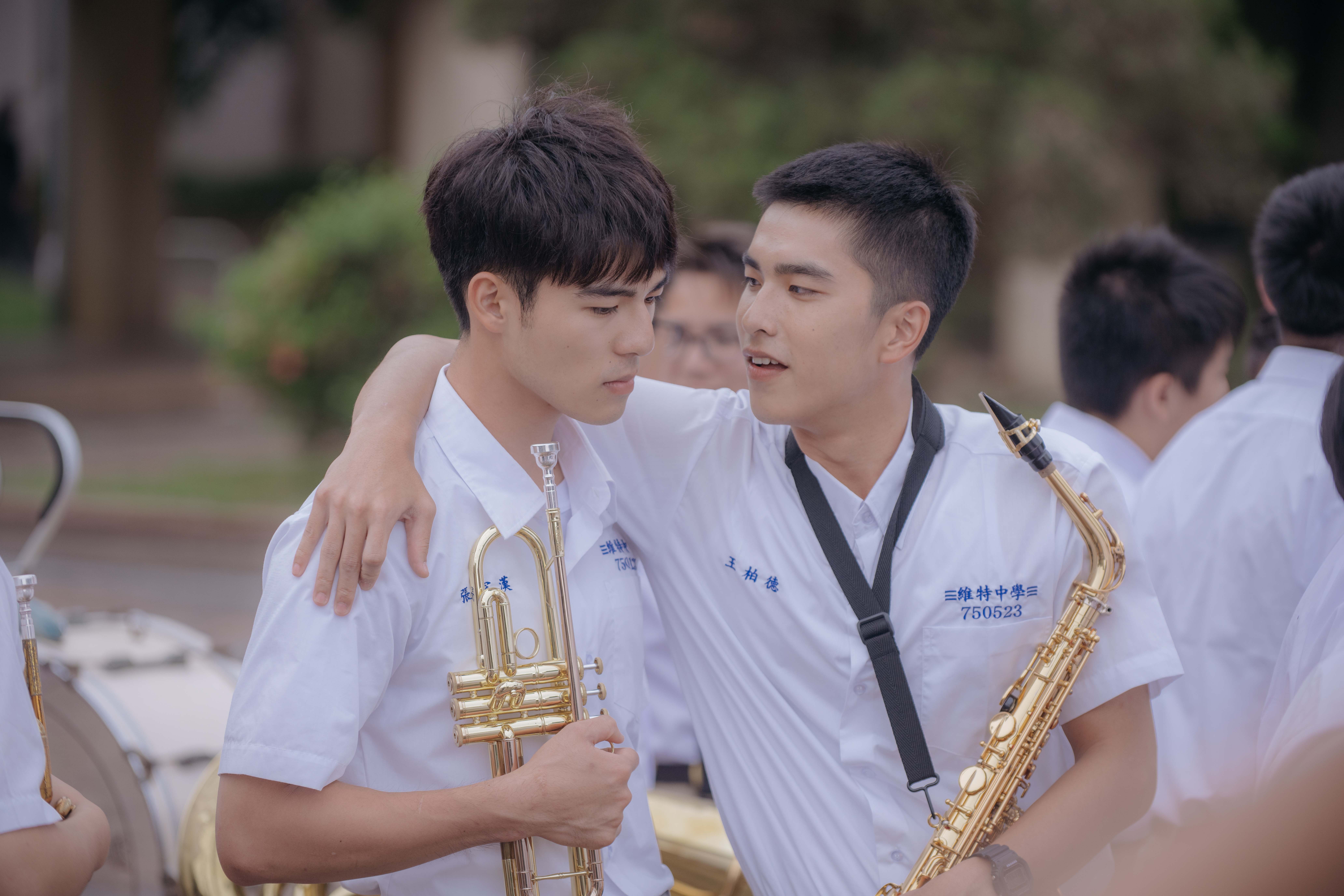 曾敬驊與陳昊森為《刻在你心底的名字》上樂器課，被要求能完整吹出樂曲。（氧氣電影提供）