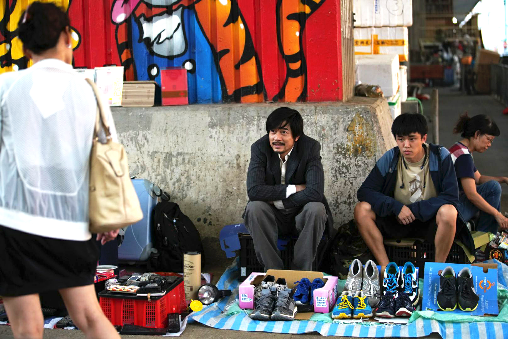郭富城在片中原是金融才俊，卻因過失淪為階下囚，更成了街友。但他很有生意頭腦，利用賣二手鞋機會賺取酬勞。（華映提供）
