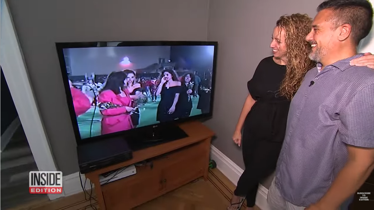 美國一所大學同屆被選為國王、皇后的得主，在畢業後28年看對眼，步入婚姻。（翻攝自Inside Edition Youtube頻道）