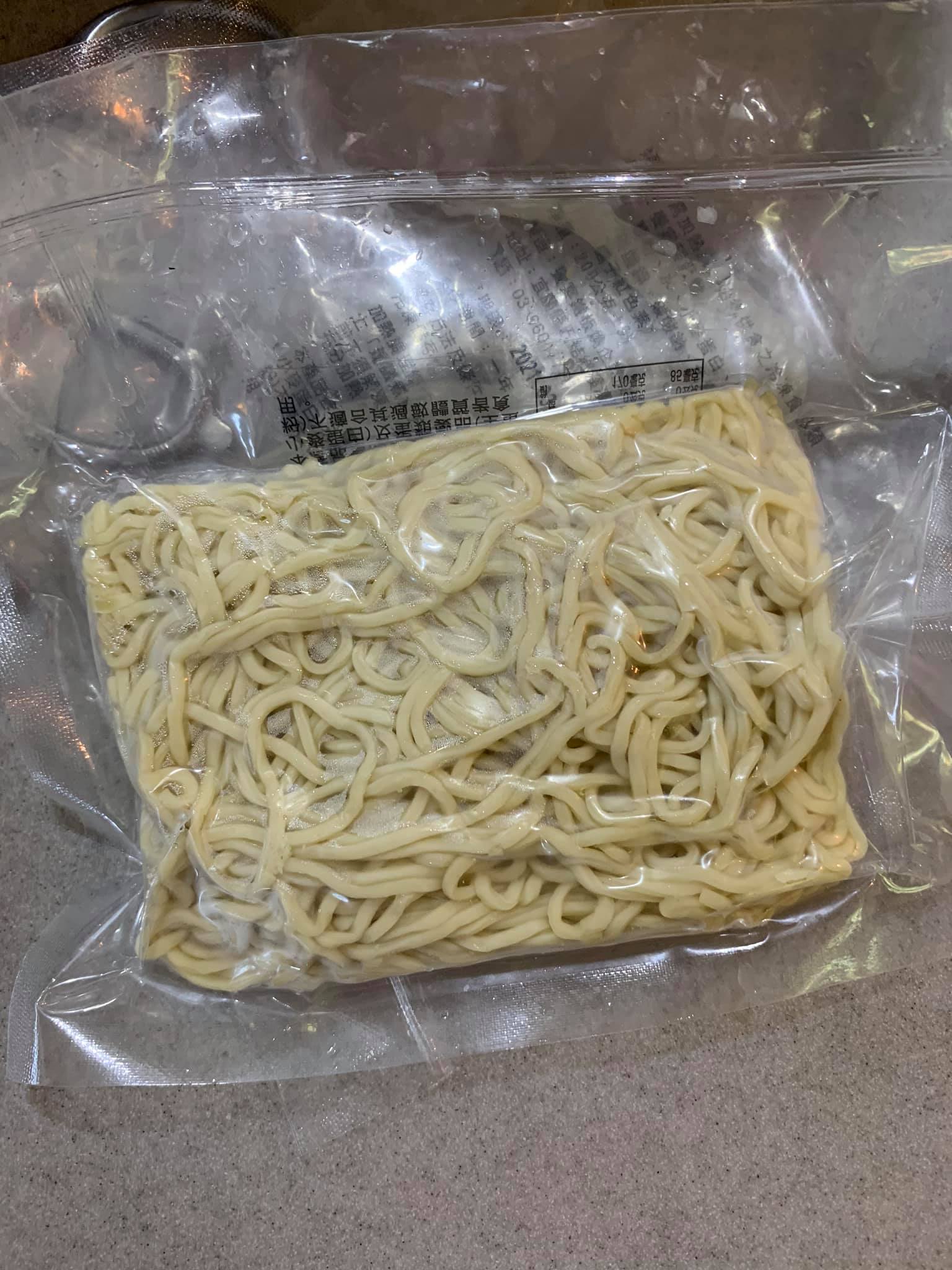 用饗宴賣的冷凍熟麵。