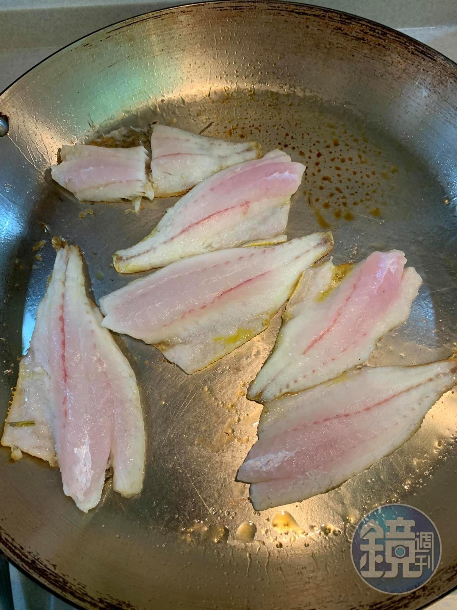 先將黃魚下鍋煎香。
