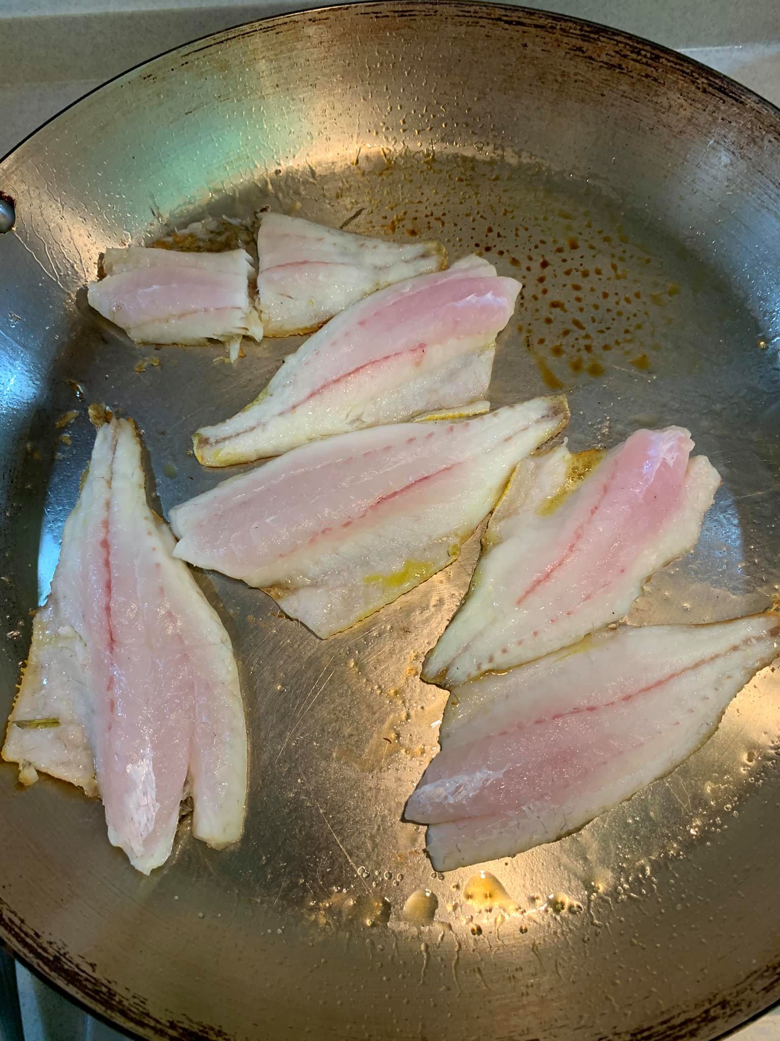 先將黃魚下鍋煎香。