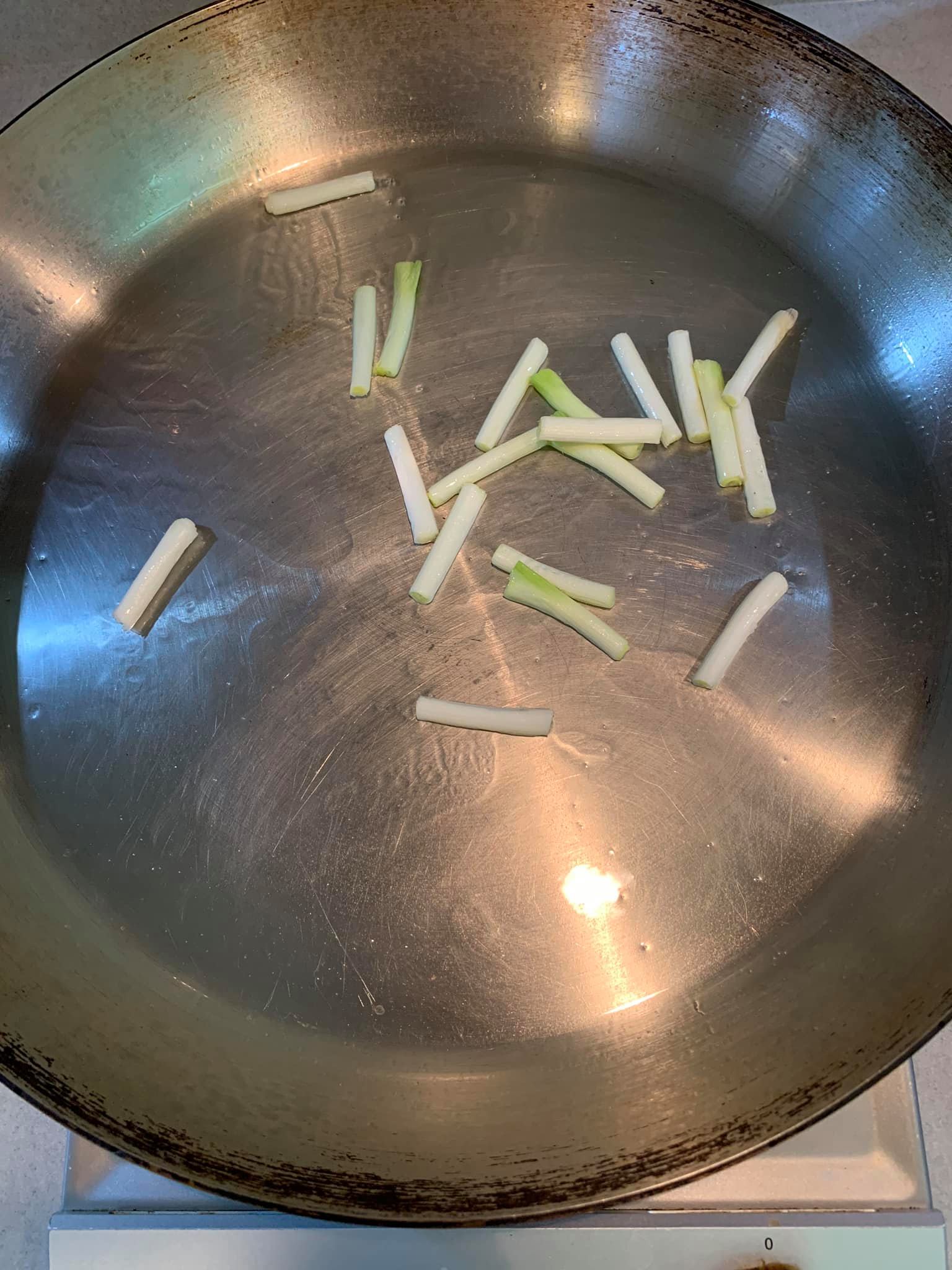 爆香蔥白。