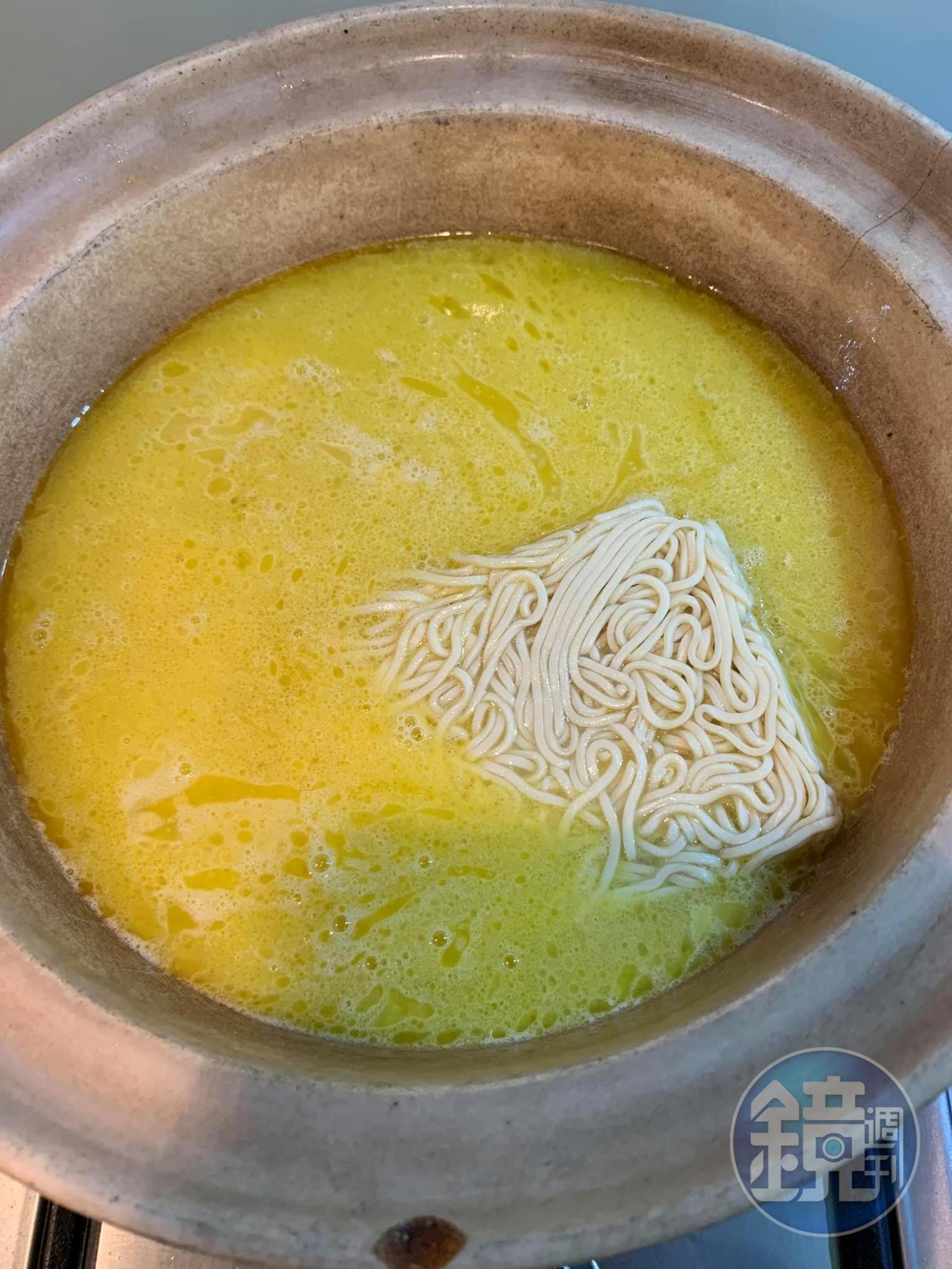 將麵條放入雞湯中開始煨煮。
