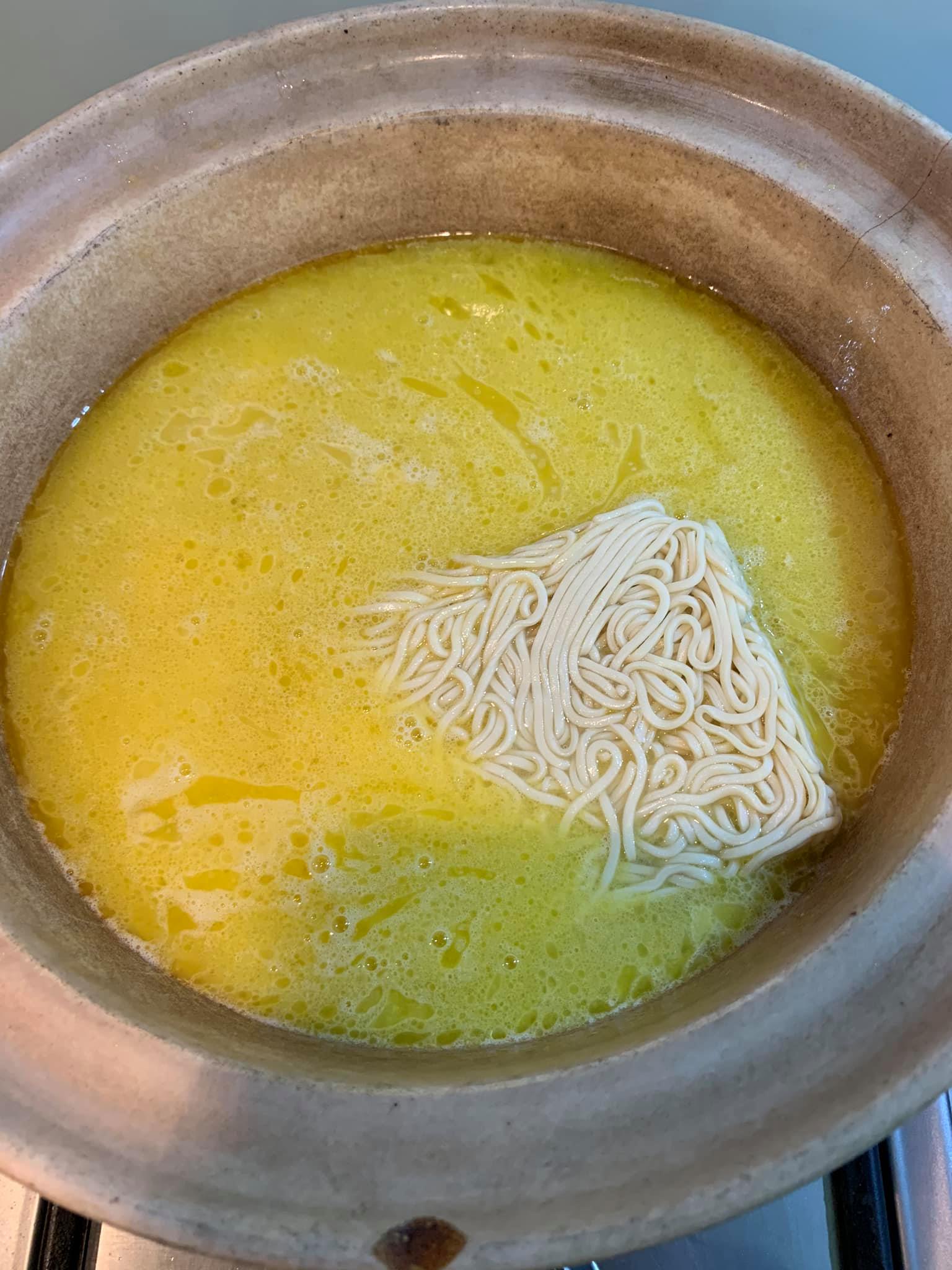 將麵條放入雞湯中開始煨煮。