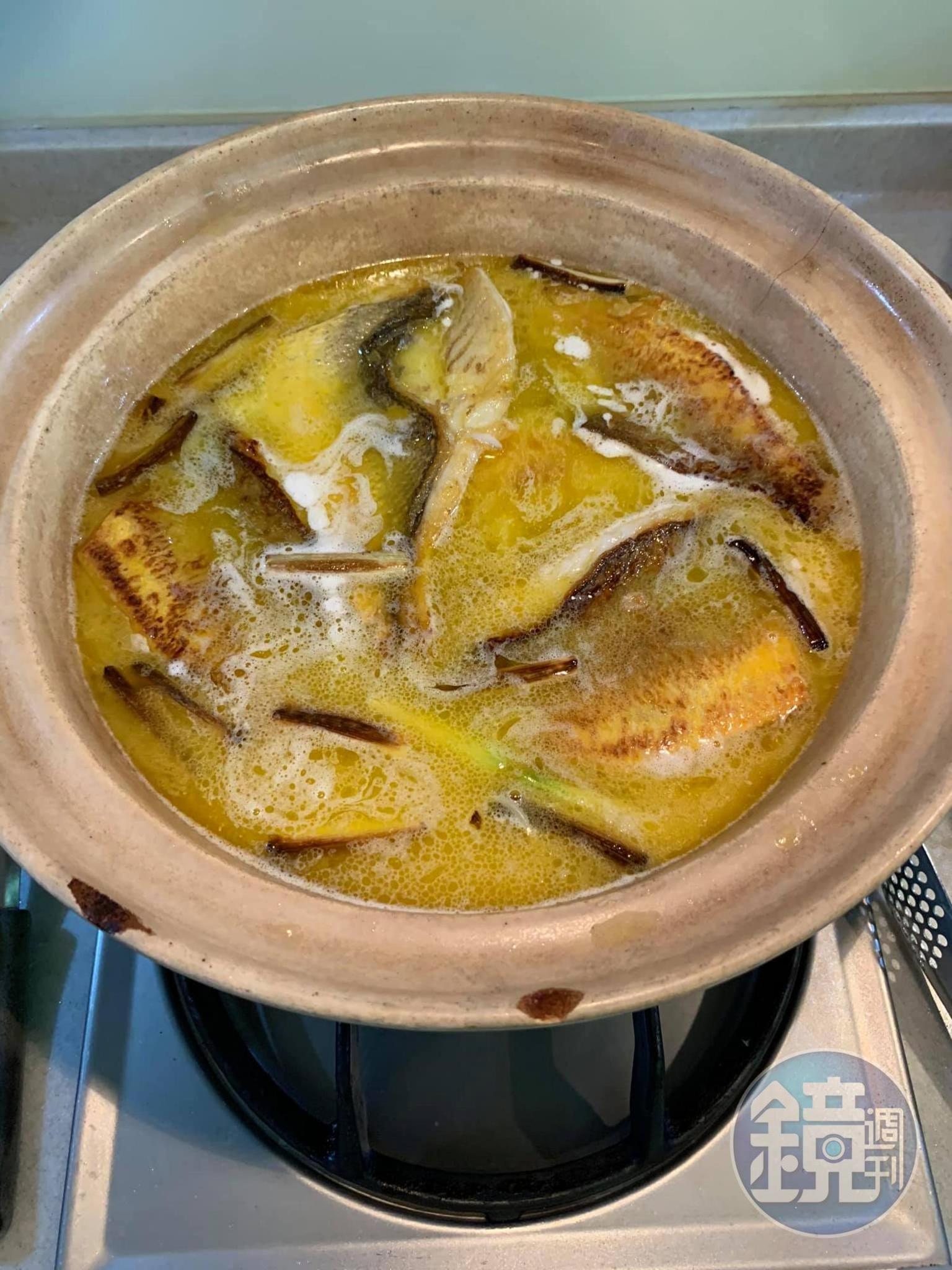 黃魚反過來入砂鍋燉。