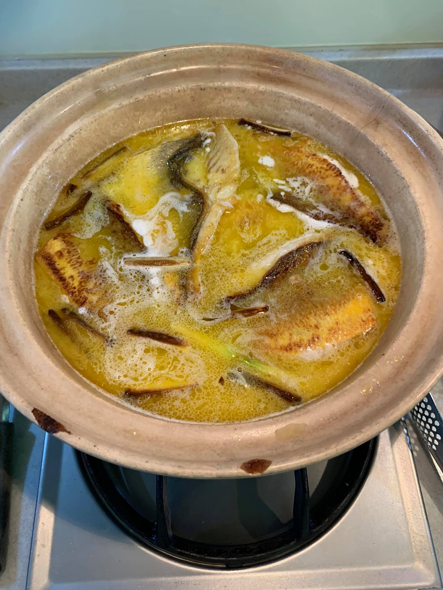 黃魚反過來入砂鍋燉。