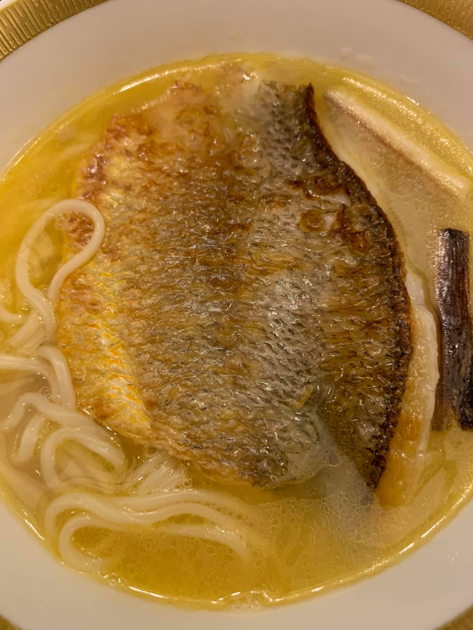將黃魚片小心取出，放入碗中。
