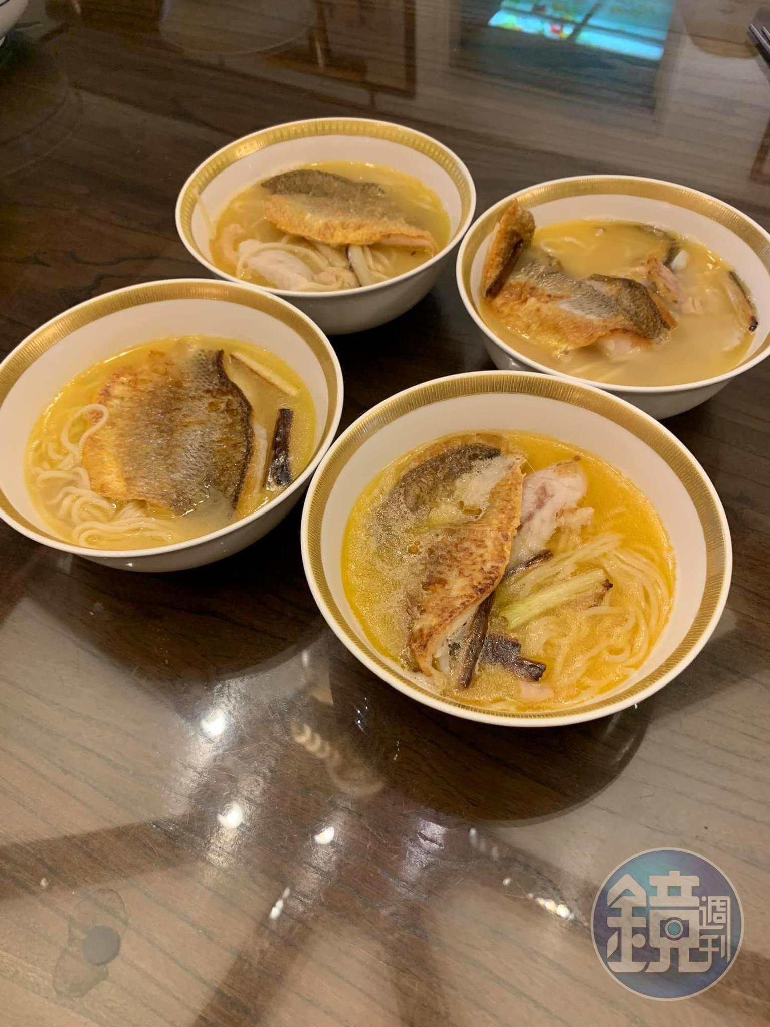 黃魚煨麵分碗上桌，媽媽那碗沒有拍照。